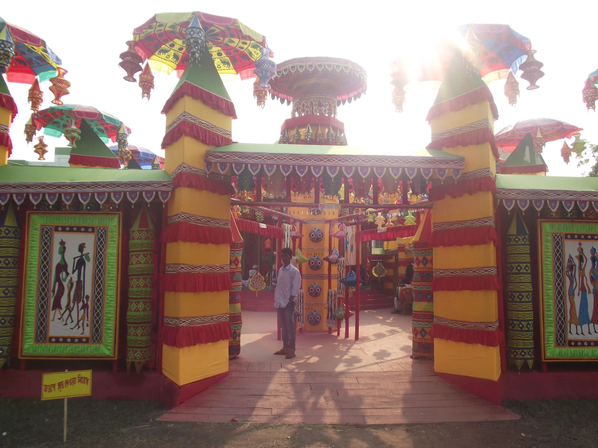  Entrance gate, pipli umbrellas, cylindrical hangers, awnings, canvases - Putiary Pally Unnayani did a brilliant effort in remembering Nabakalebar festival of Orissa. 
