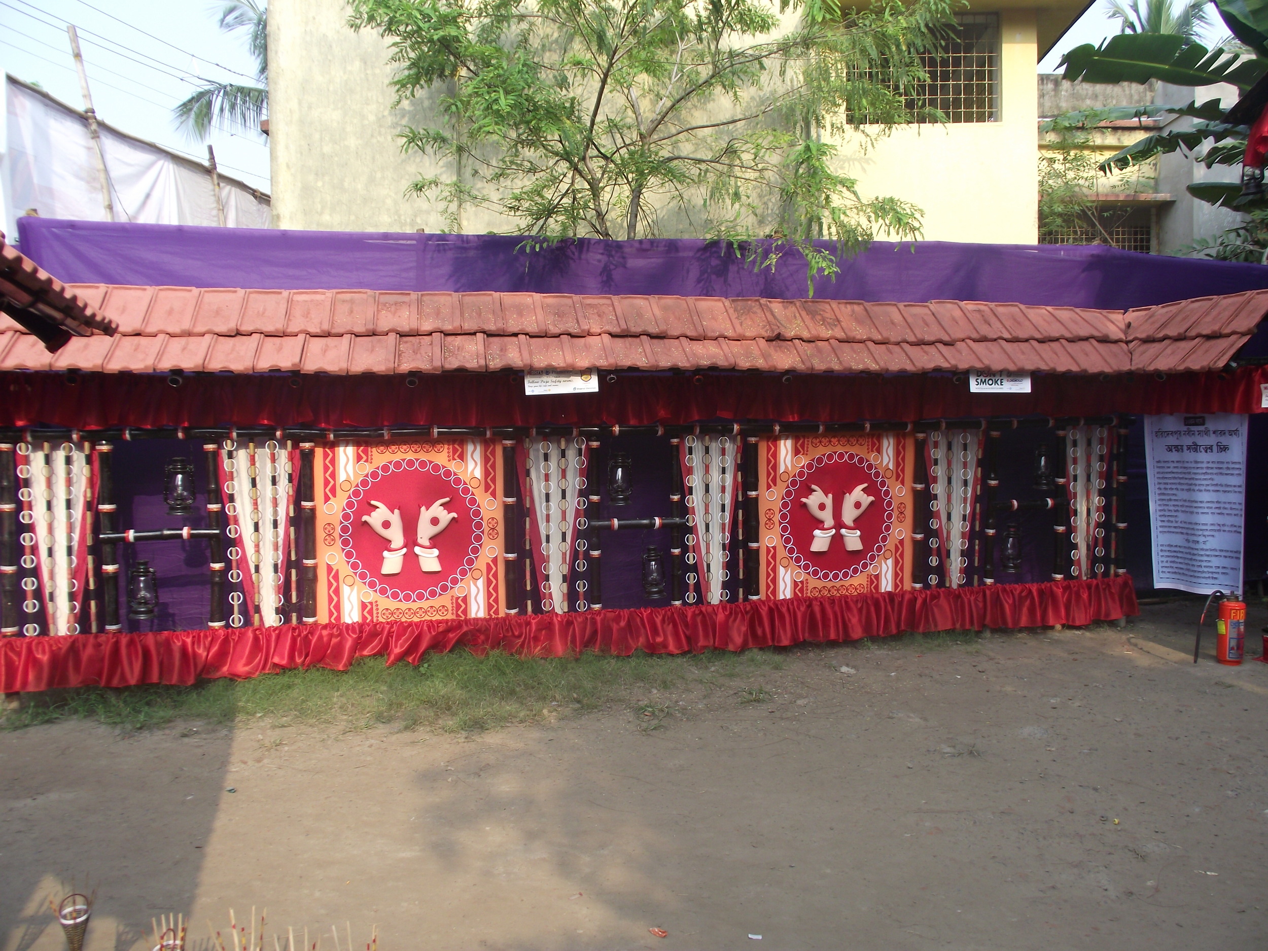  Similarly the walls in the premise also had chains of sakha-pala. A bit of variety in the canvases would have good. 