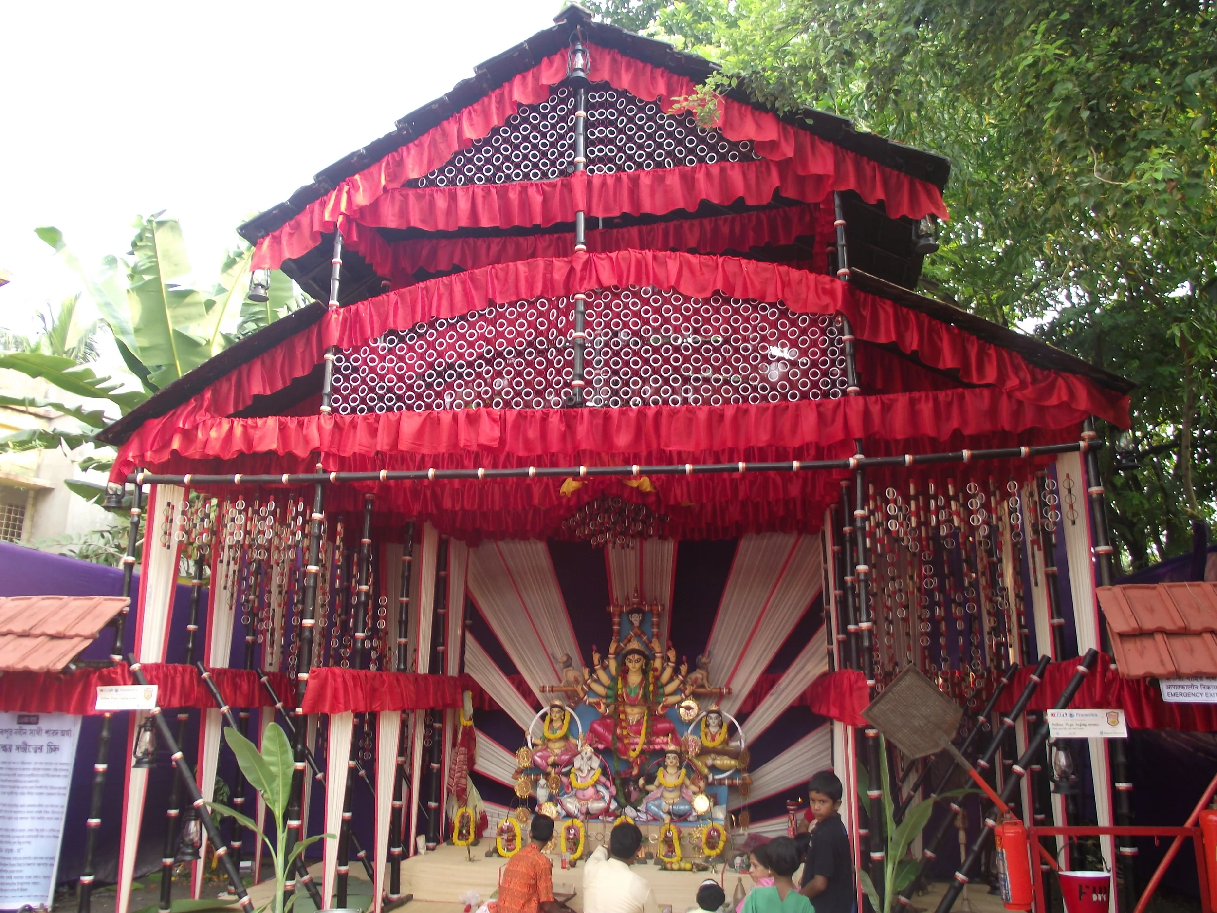  The entire pandal was decorated with chains of sakha and pola. The chain also symbolised bandhan. 