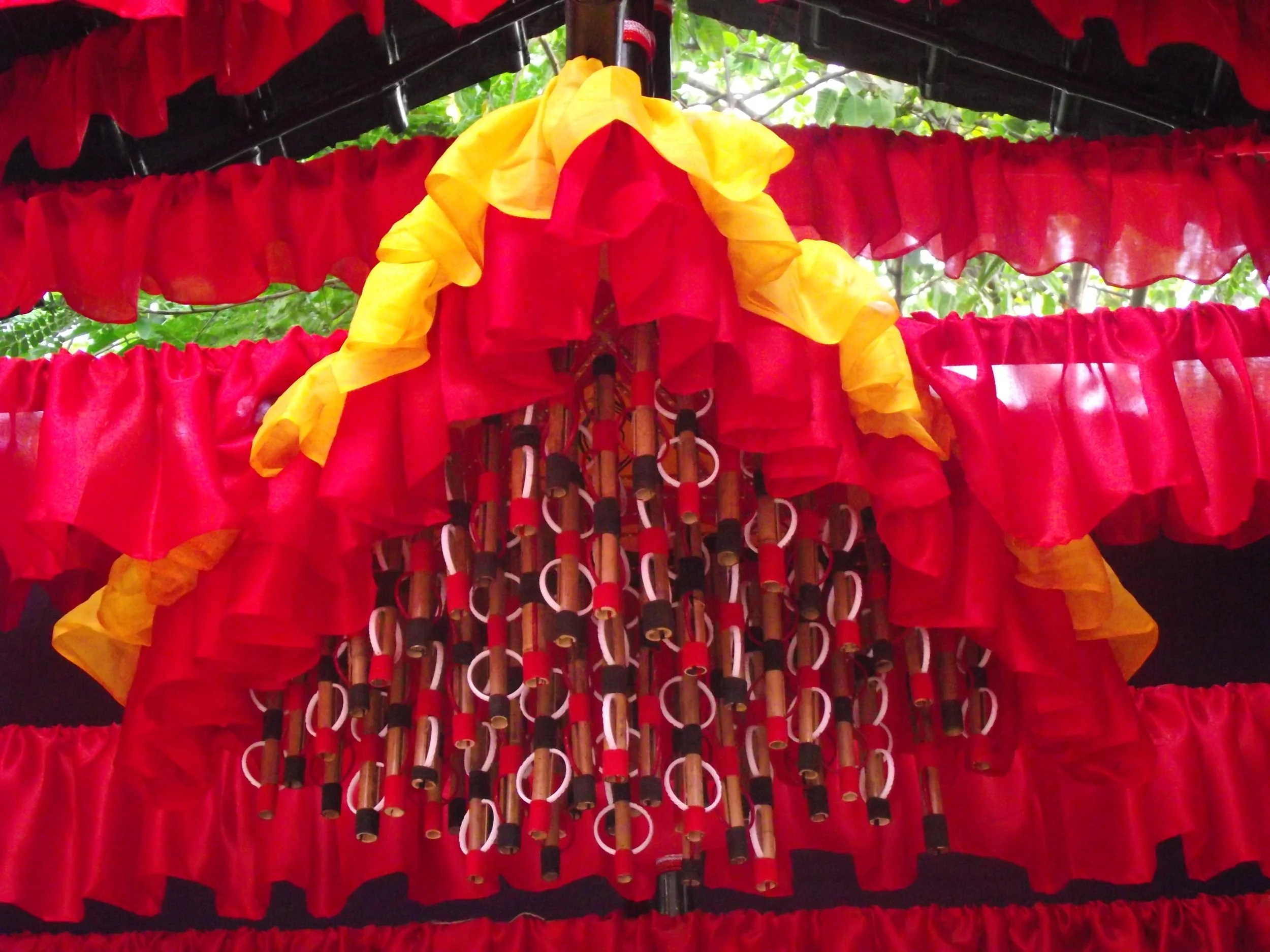  Ceiling of the pandal had a chandelier made of sakha-pala. 