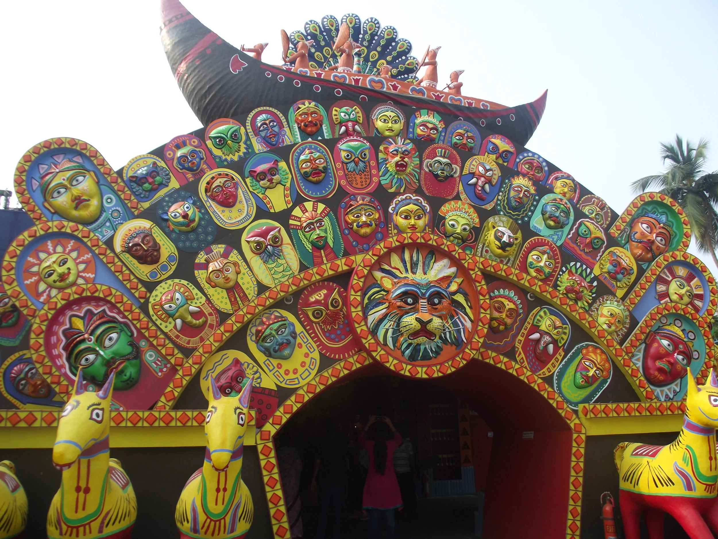  Lots of colourful masks were arranged in a semicircular manner at the entrance. 