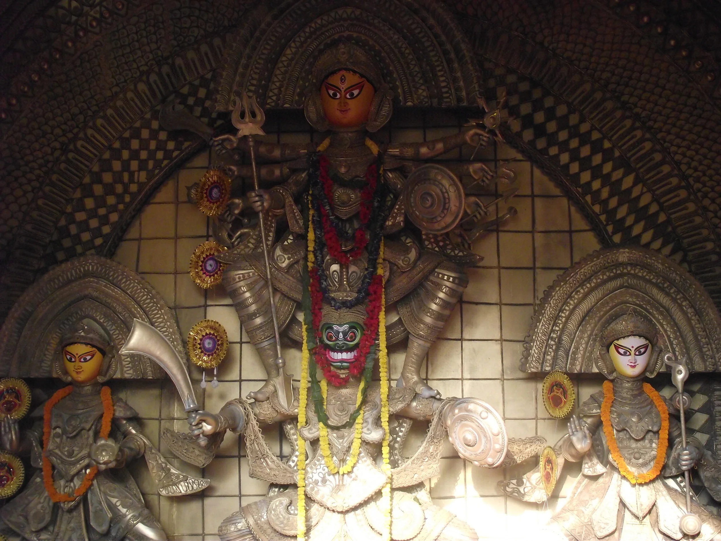 Full view of the idol. (A metallic finish was given to the idol which brought memories of  dokra  another famous art form of Bengal) 
