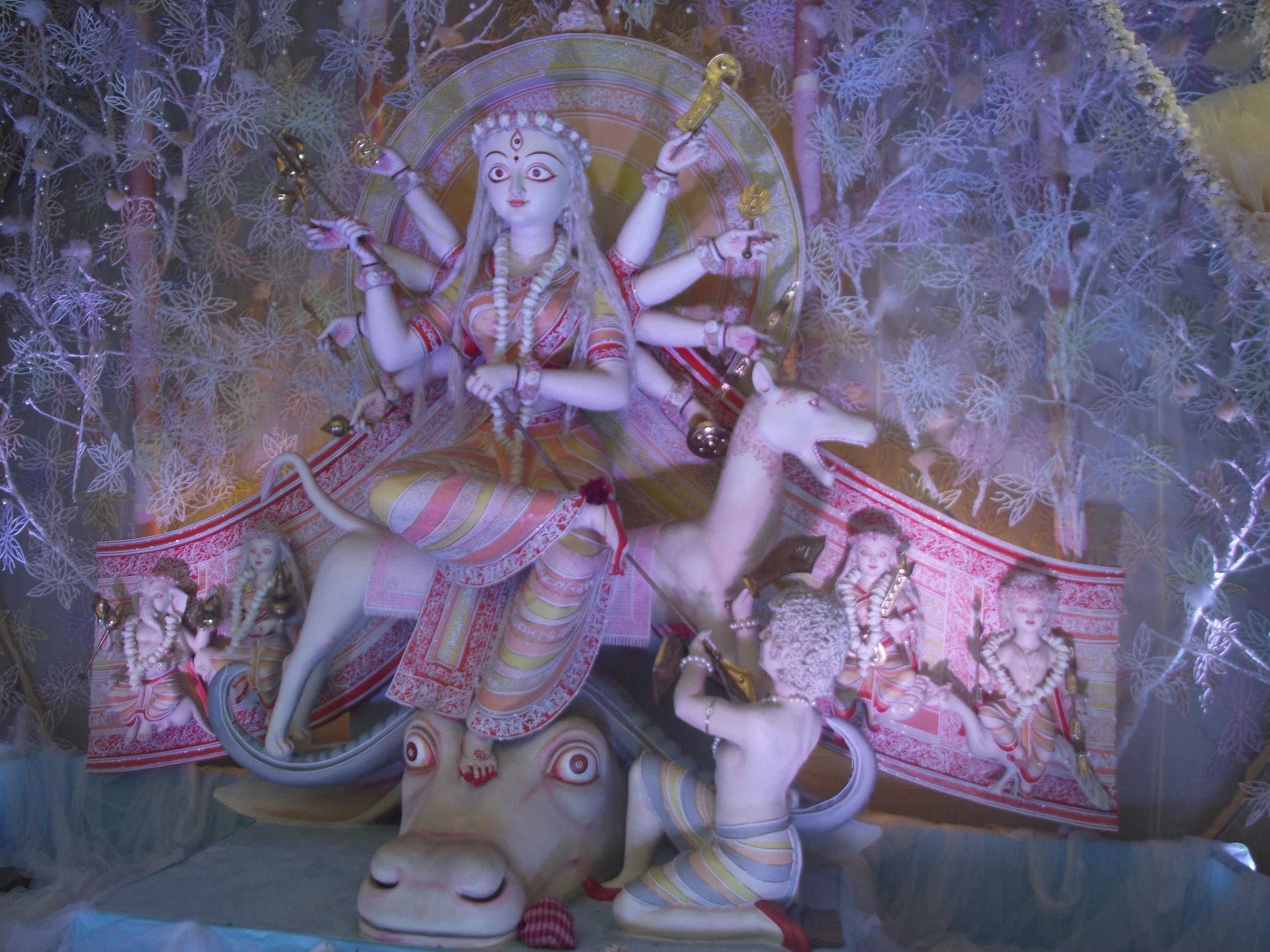  Brilliance is the only word that comes to my mind to describe this idol. Zooming in will show the intricacy written all over (chaalchitra, ornamentation and attires) 