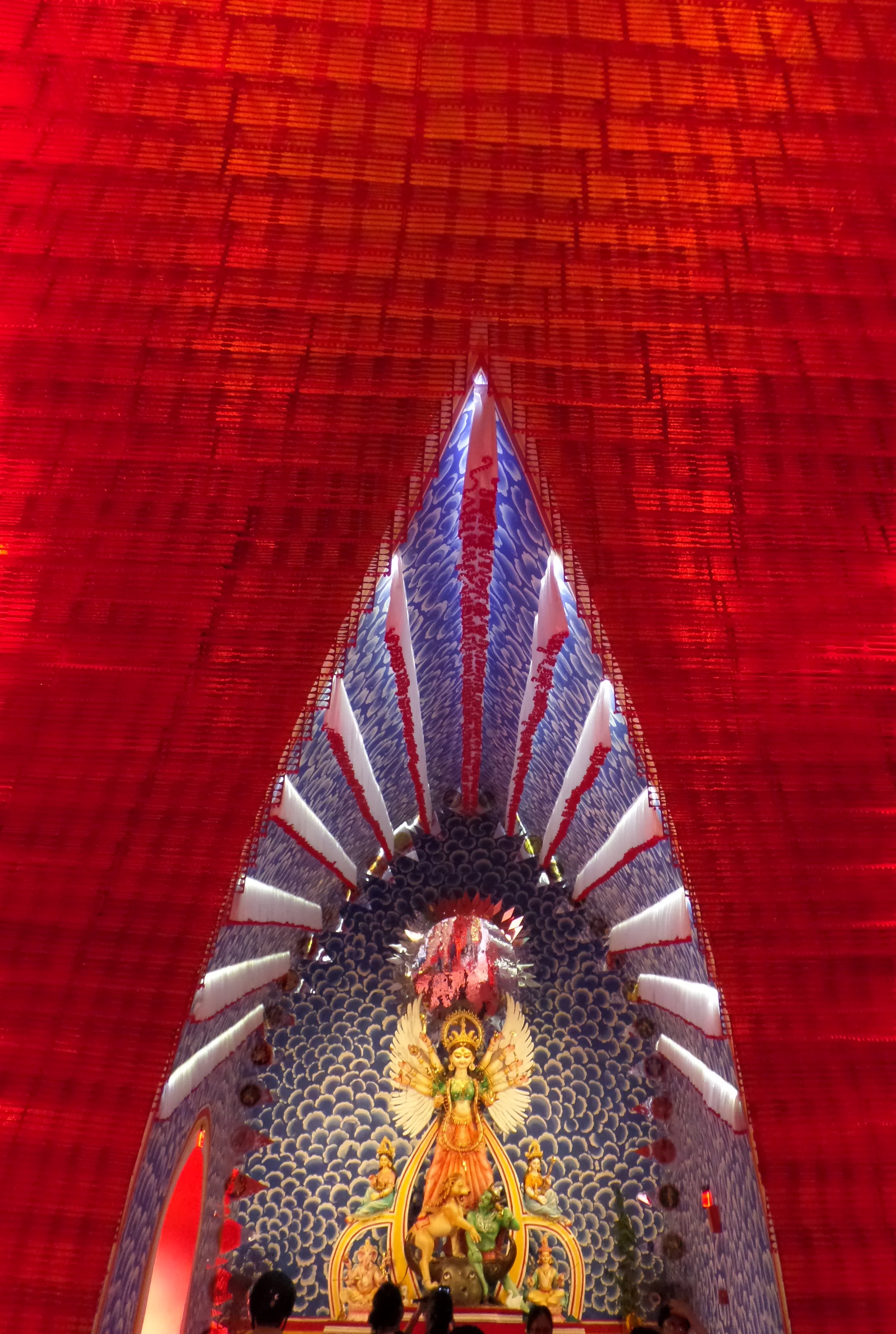  Winds of freedom were depicted not just through the idol; a similar sentiment was echoing the backdrop. 