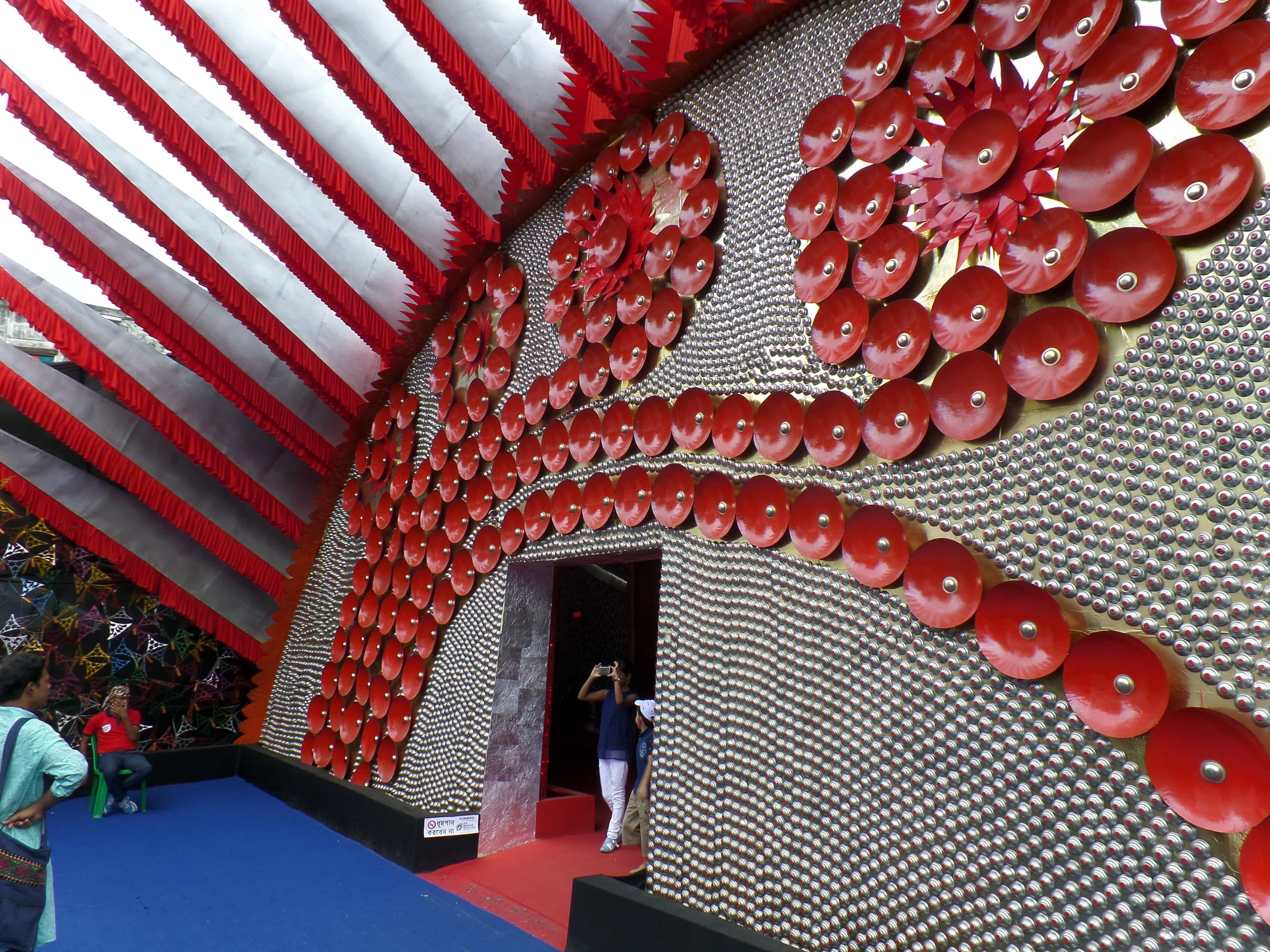  Metal was the base material used in every section of the pandal. The combination of nickel metallic tone along with red made the structure look very modern.&nbsp; 