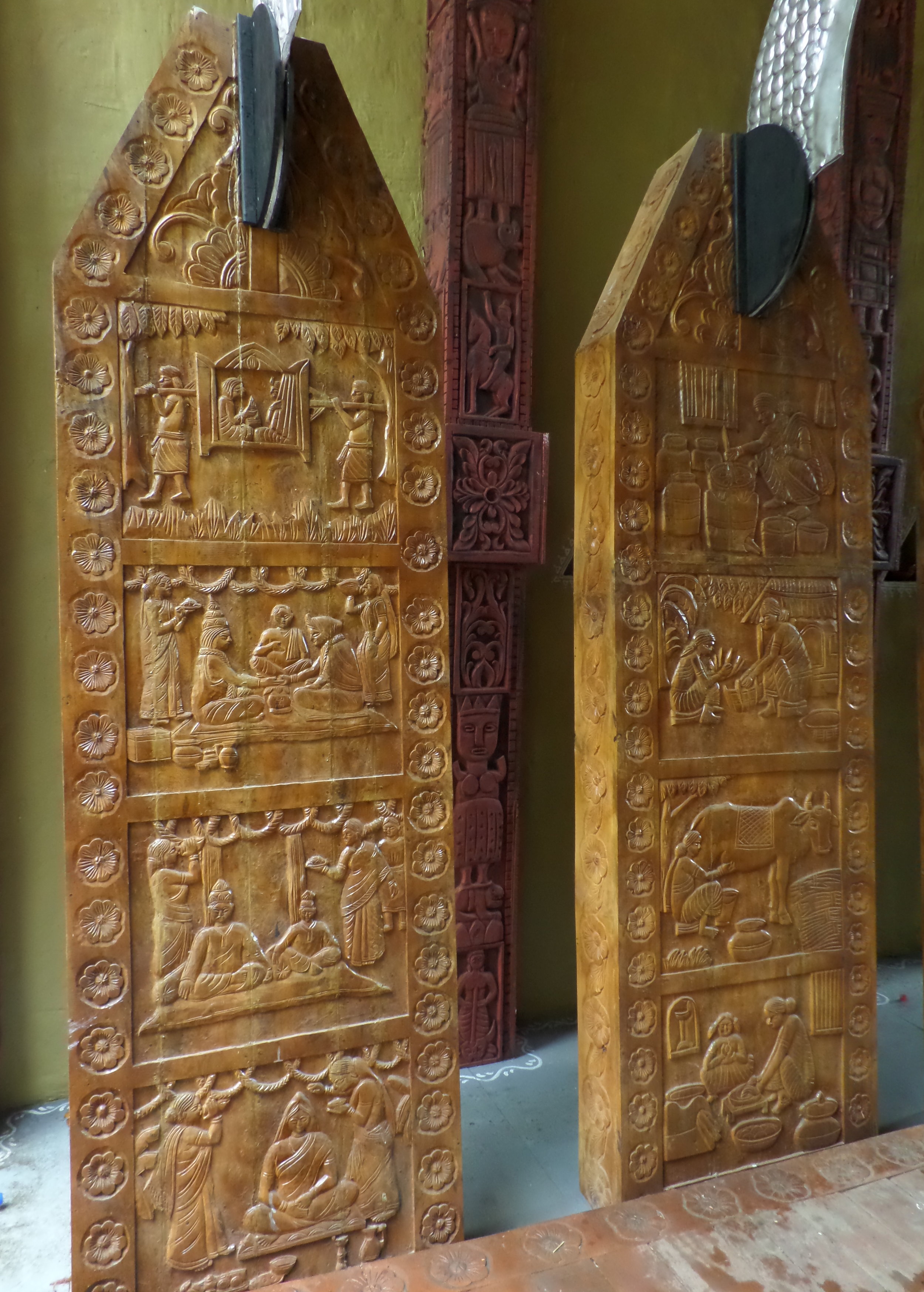  Detailed carvings in an enlarged version of  bothi.&nbsp; Observe the carvings which depicts different events of life. 