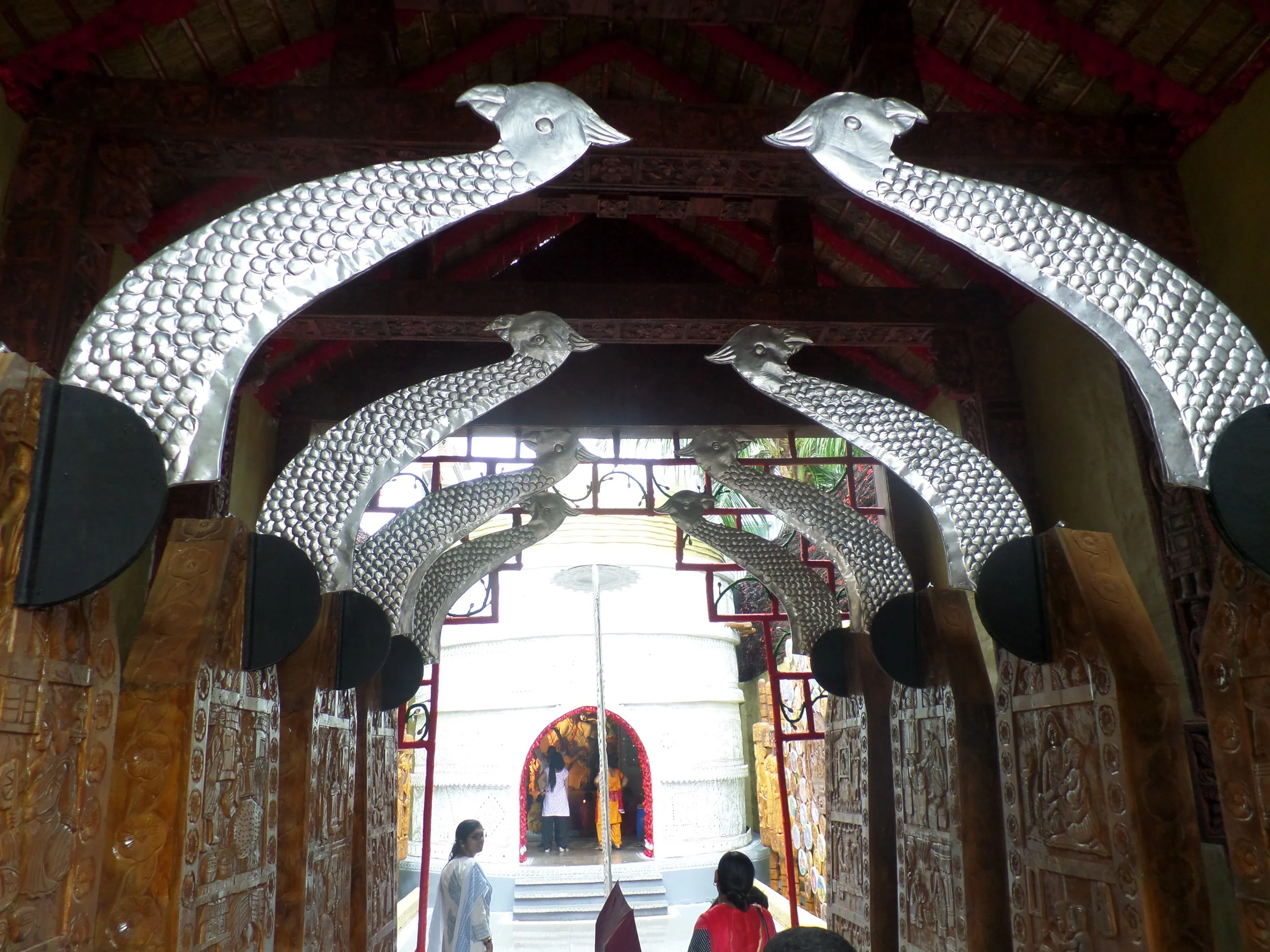  Brilliant imagination from Anirban. Using enlarged bothi's to create the corridor arch! 