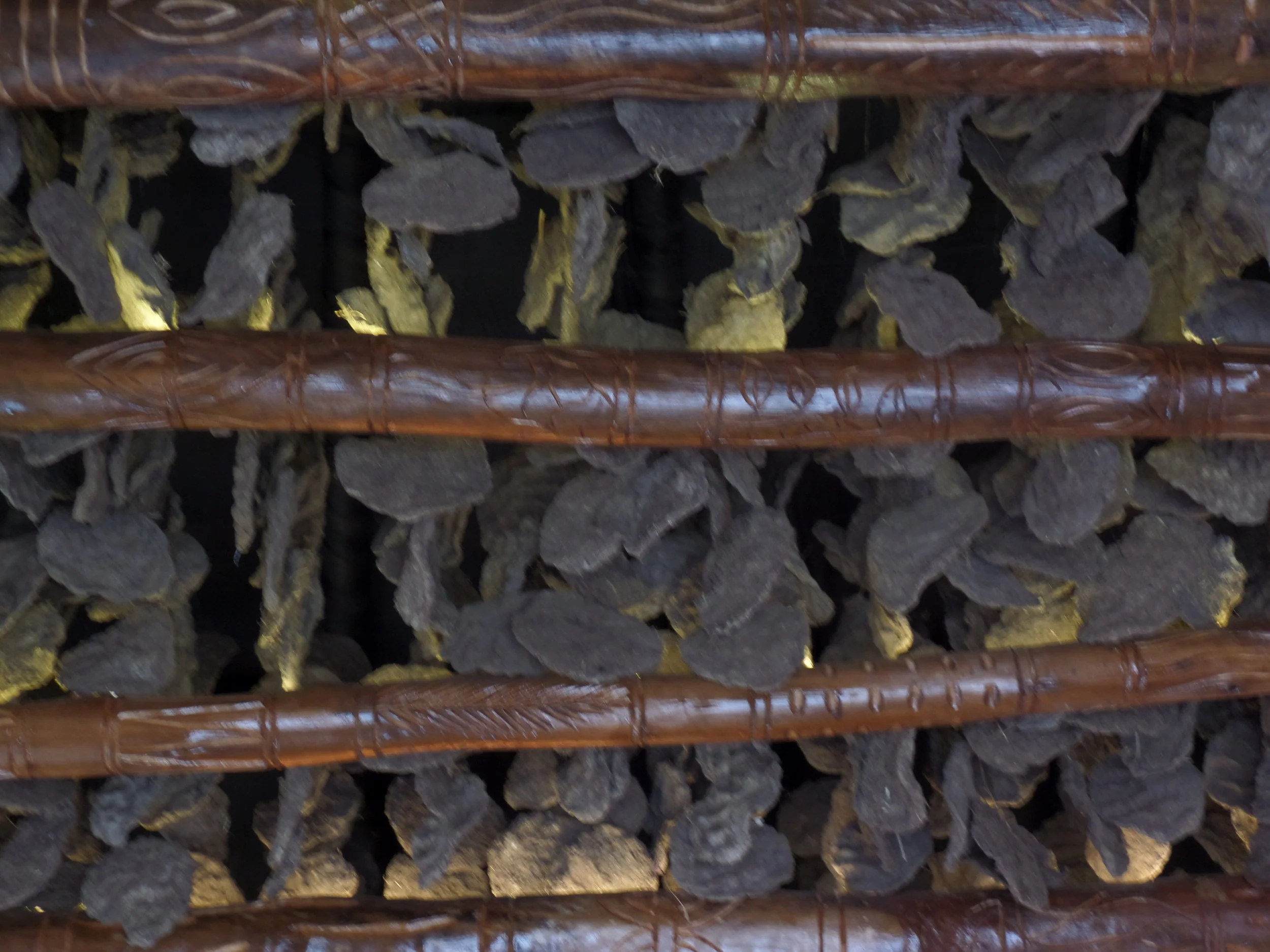  Ceiling decorated with "ghute" (cow dung cakes). Notice the embroidered bamboos. 