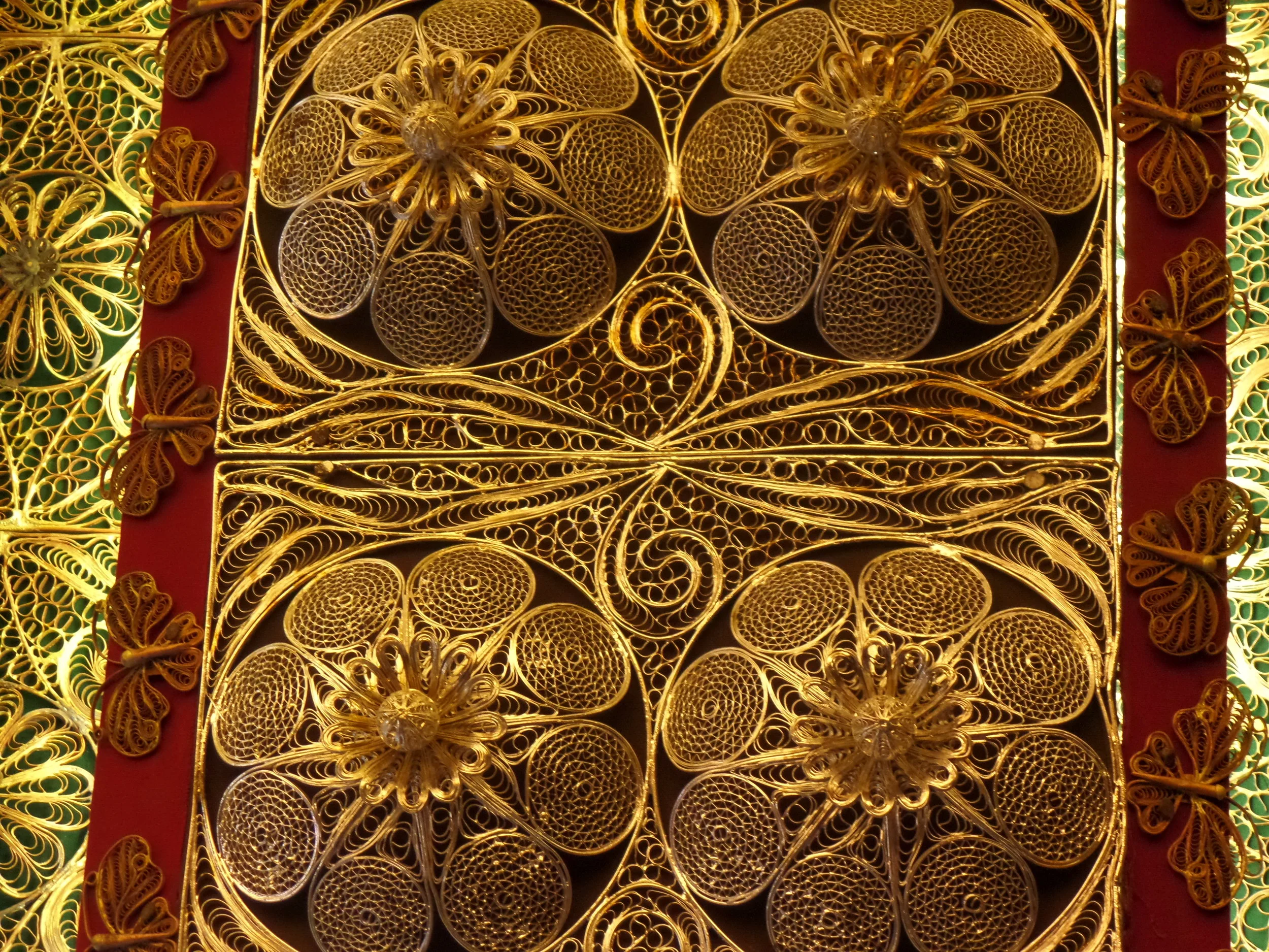  We should find a way to celebrate such artists who can create these level of minute art work. 