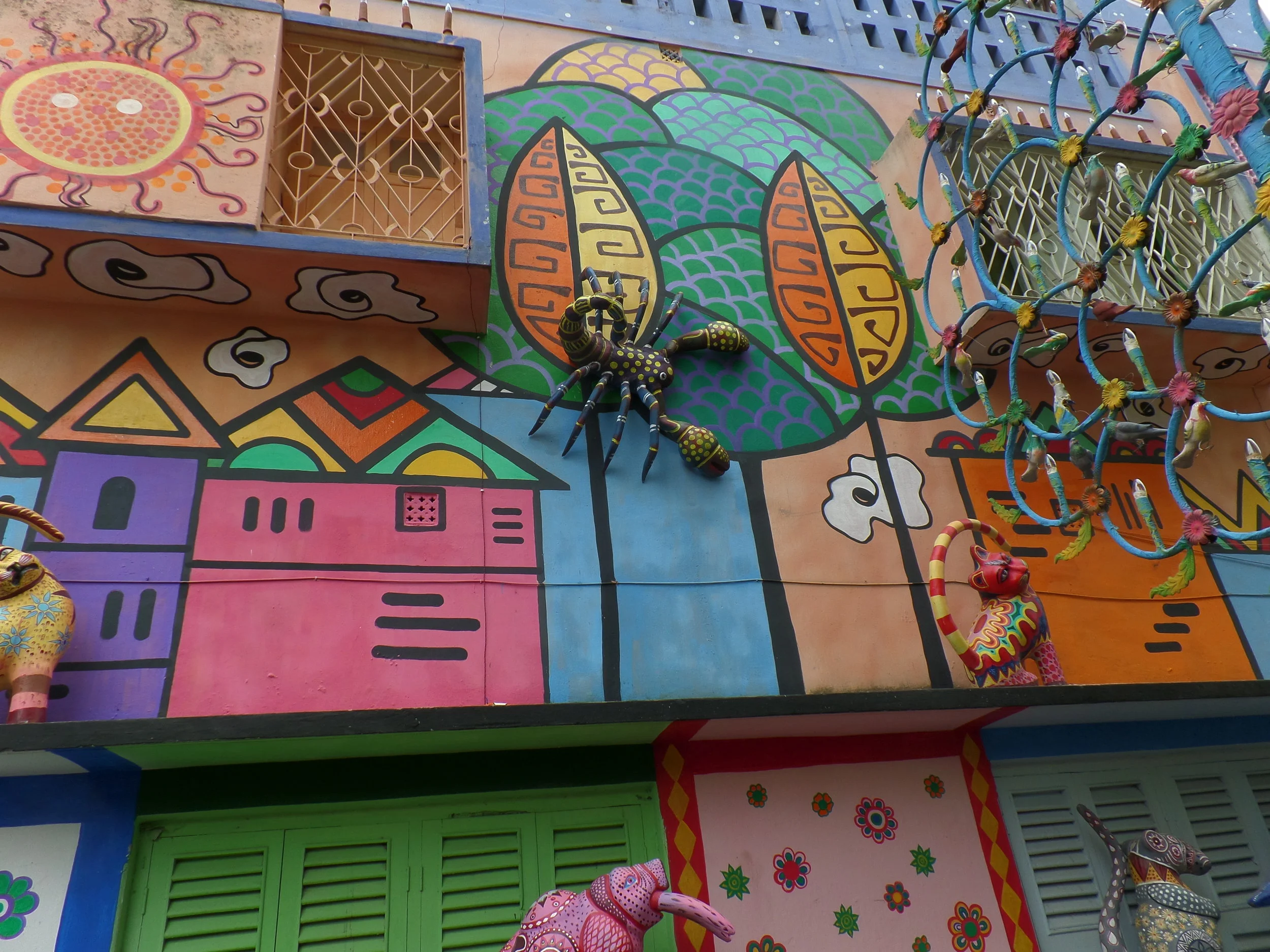  Hats off to the owners of these houses to have allowed Manas Roy to take a free hand to display his creativity. Awesome spirit by the inhabitants of Pallysree. 
