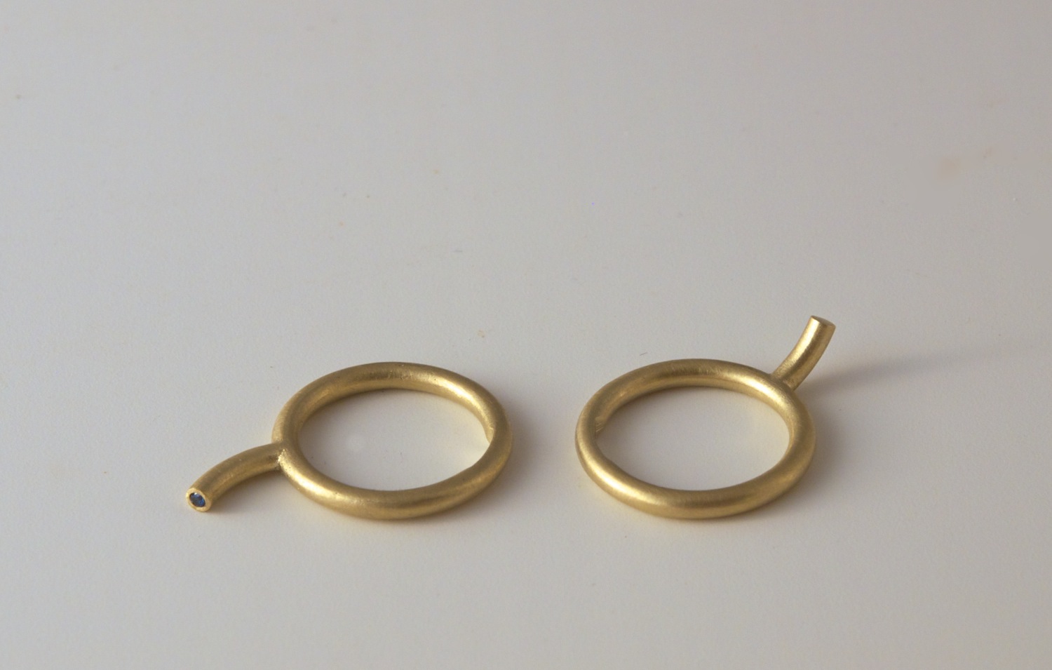 Made from 9ct yellow gold and sapphire. 