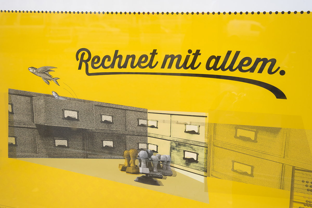 Buchstaben über der Stadt
