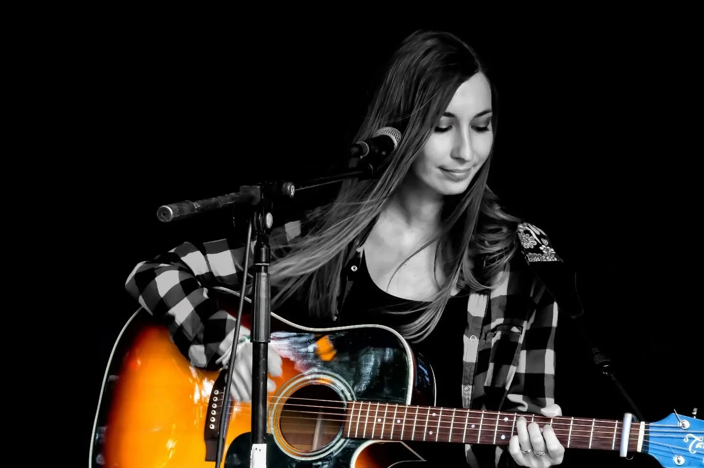 Vanmiddag treed ik op in Rockcaf&eacute; Asgard tijdens Beverwijn! 🍷🎤🎸 Aanvang: 15.00 en om 15.30 ga ik van start met een combi van 'Fabfolk' (eigen hits) en covers van o.a. Coldplay, Green Day, Laura Pausini, Tears For Fears, Dua Lipa, Creedence 