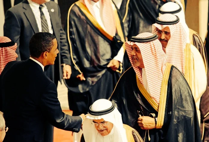 Obama greeting members of the Saudi delegation in 2009 (Photo: Zamanalsamt /Flickr)