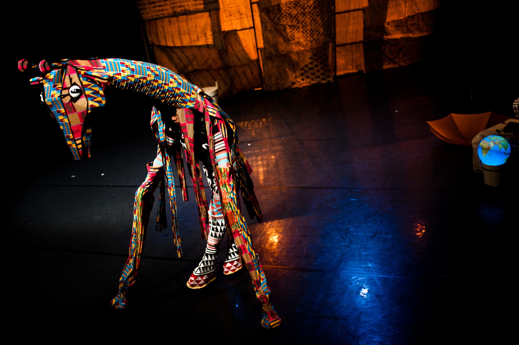 JURI MURI V AFRIKI pleše- Foto Miha Sagadin-2.jpg