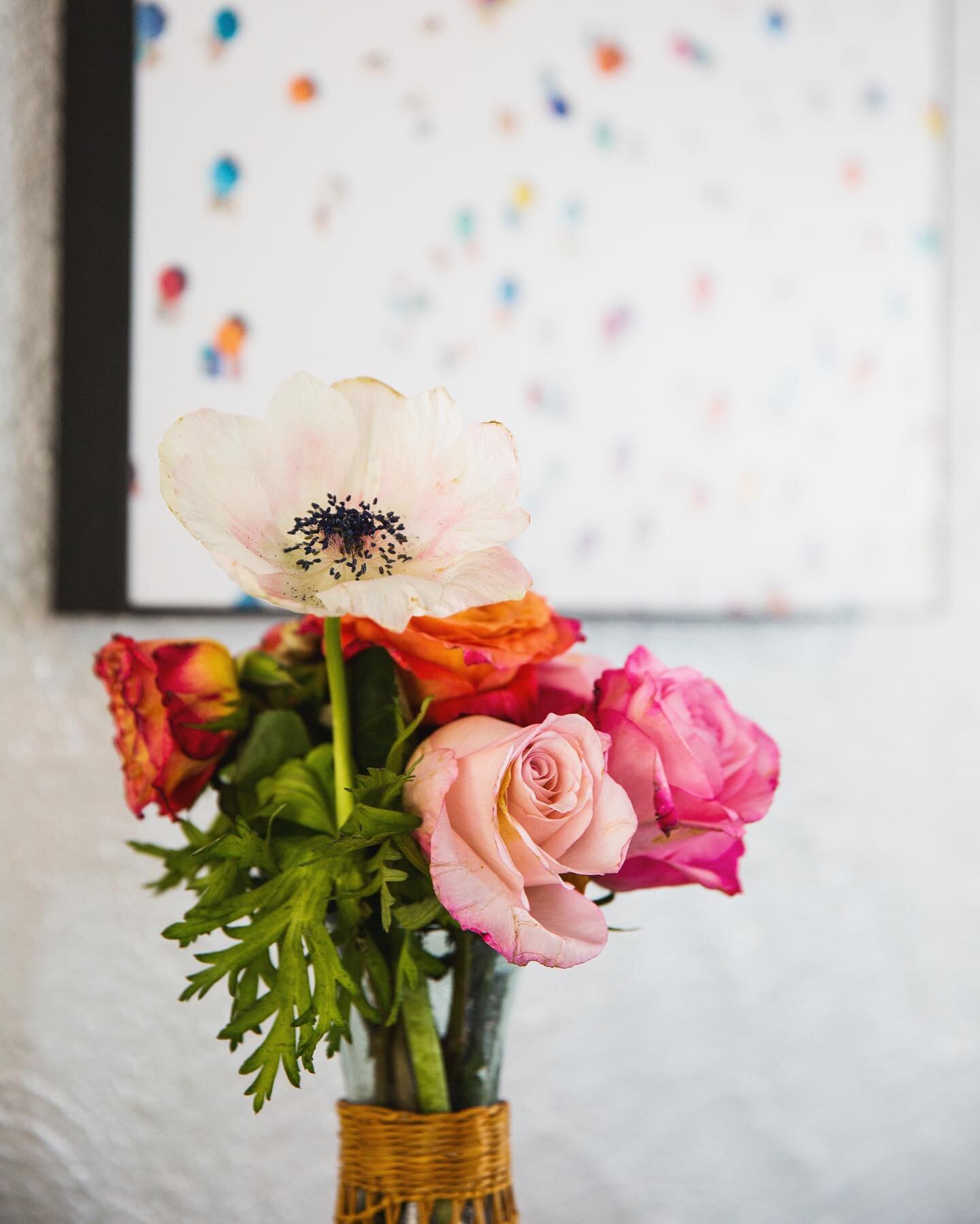 💐 
.
.
.
.
.

.
#mindfulmotionphoto #freelancingfemales #ctphotographer #connecticutliving #connecticutphotographer #interiordesign #roses #lifeisbeautiful #kitchendecor #windowlight #bouquet #flowers #freshflowers #airbnb #homesweethome #homedecor 