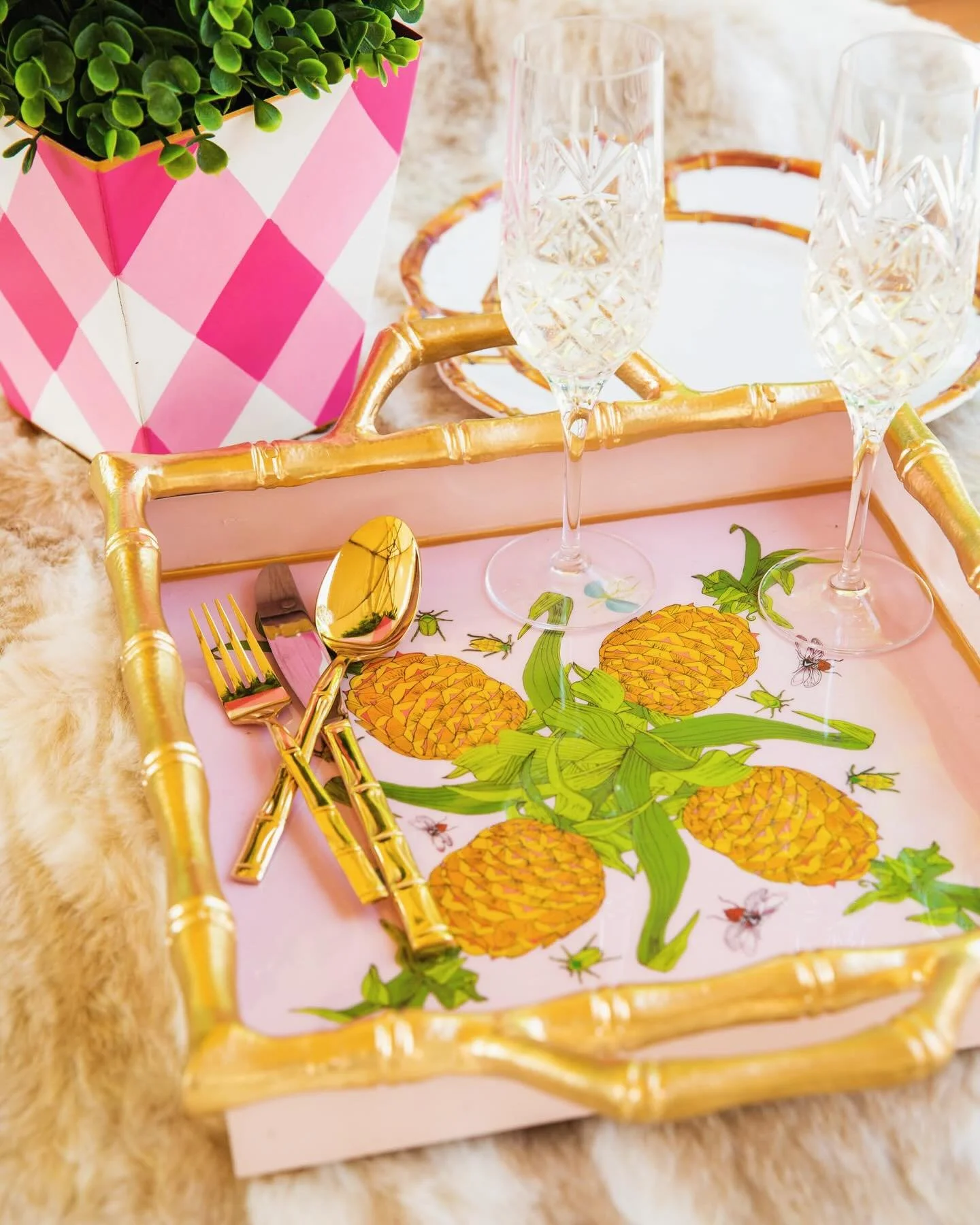 🍍
.
.
.
📷 @jayes_studio 
Styling @vividhuehome 
.
.
.
.
.
.
.
#catalog #catalogphotoshoot 
#tabletopdecor #jayesstudio #tabledecor #mindfulmotionphoto #freelancingfemales #ctphotographer #connecticutliving #spring #connecticutphotographer #fairfiel