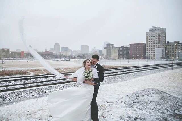 What do you do when you get the trifecta of cold, wind and snow on your wedding day? You hang on tight to each other and nail the shot! 👉🏻 then you pop some bubbles and celebrate! 💕 Congrats Anna + Chris, what an amazing day! ❄️ #robertarae #rober