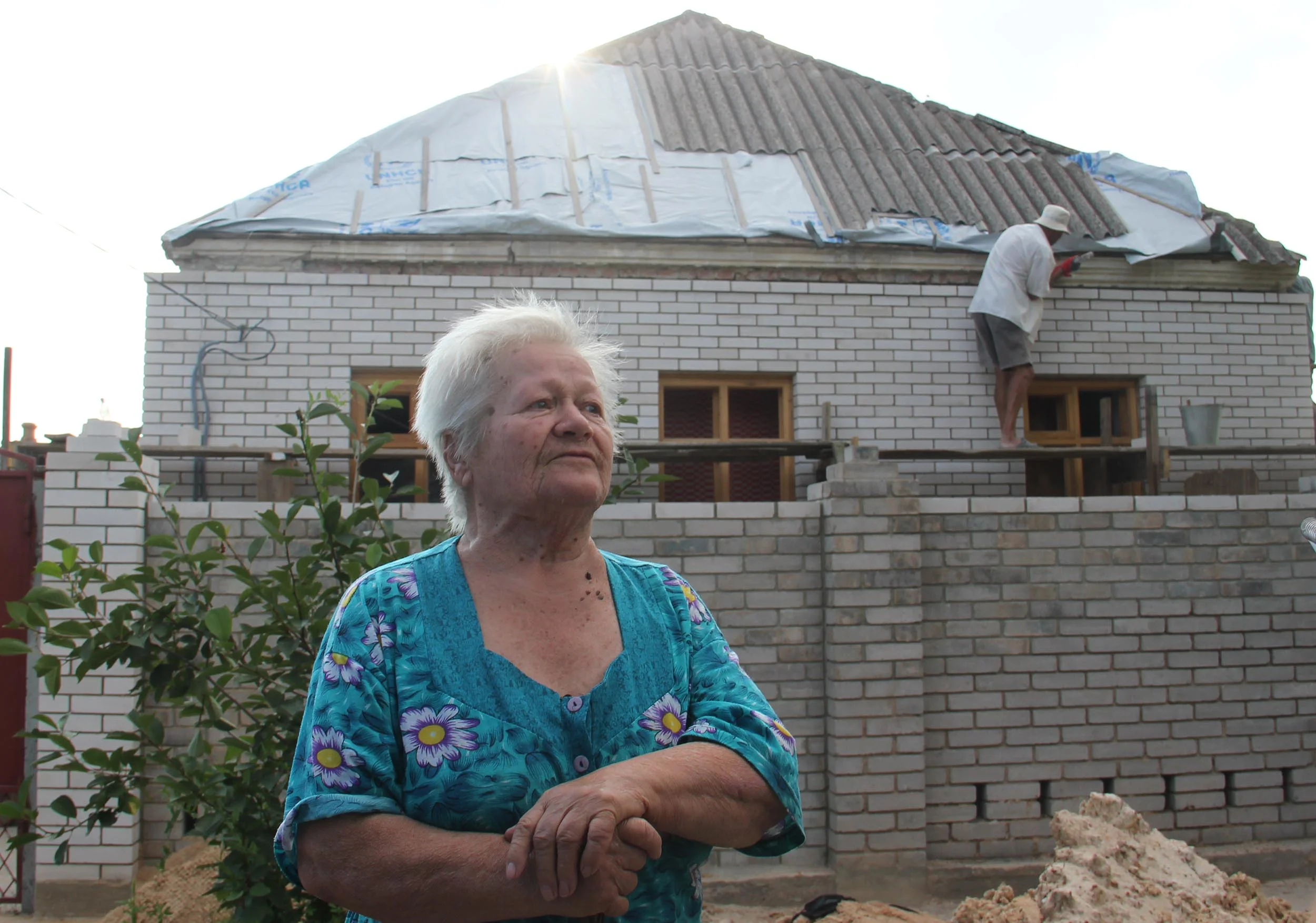 The Ukrainian government is providing compensation to rebuild homes. Here in Volnovakha, on the line of contact, displaced people are beginning to return and rebuild. Photo: UNHCR
