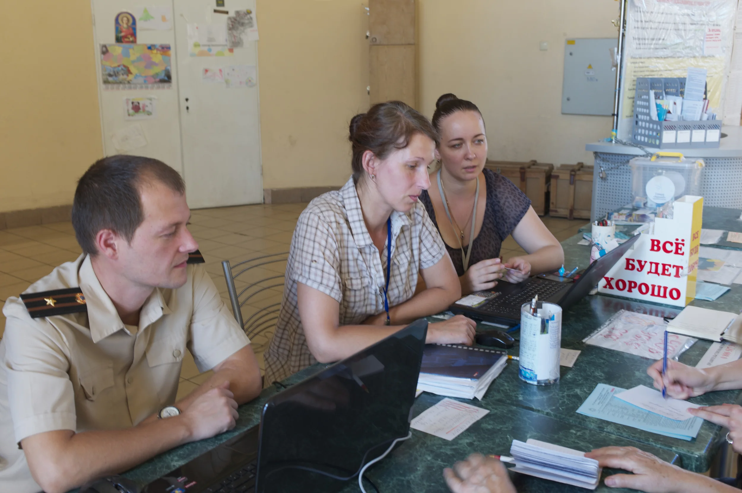 A welcome post operated by volunteers at the Kharkiv train station, where most displaced people arrive the NGCAs. Volunteer organizations have helped local governments from being overwhelmed by the influx of IDPs. Photo: Patrick Breslin