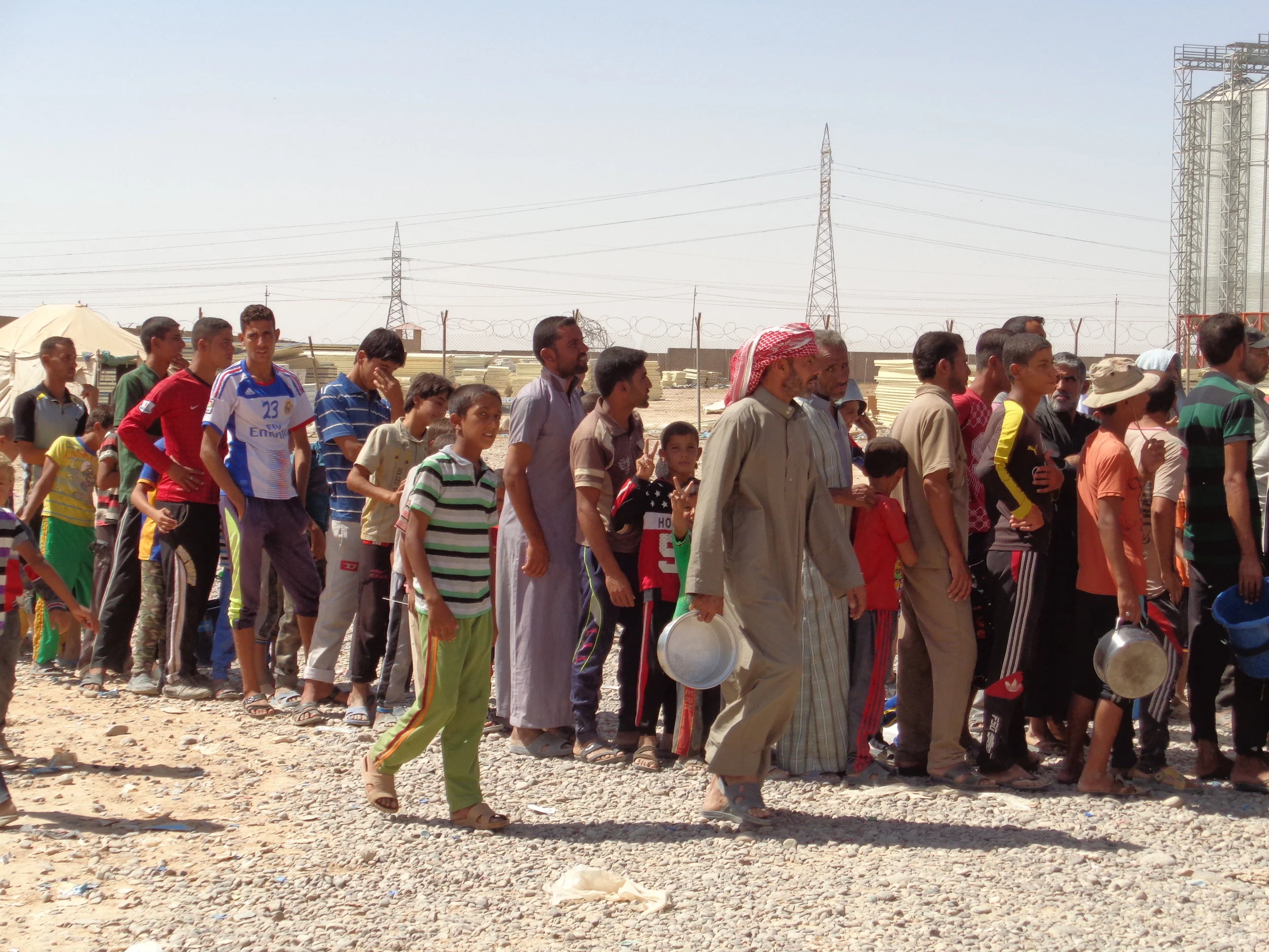 Food distribution line at transit site in Salahaddin governorate for IDPs who recently left the Mosul corridor.