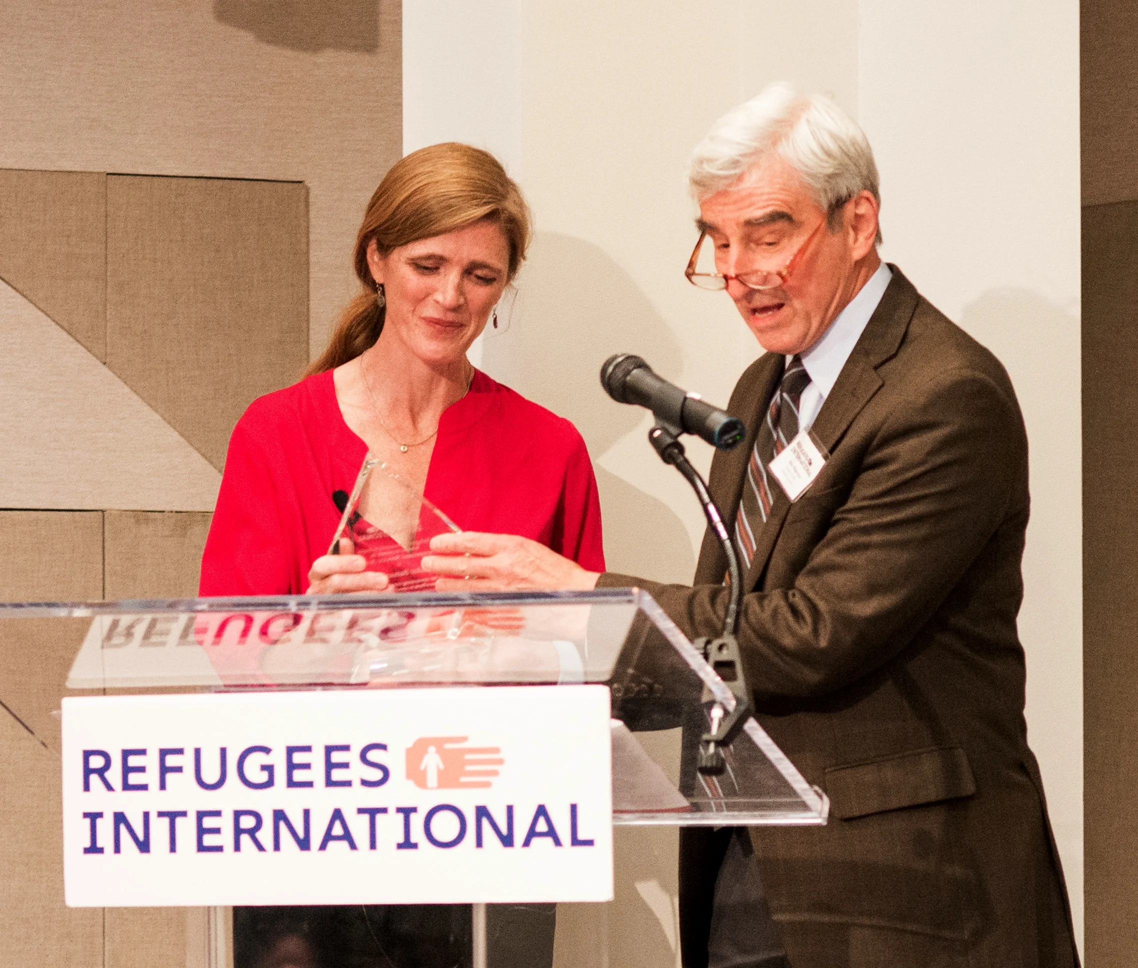 Ambassador Samantha Power receives the 2017 Refugees International Exceptional Service Award from Board Member Emeritus Sam Waterston.