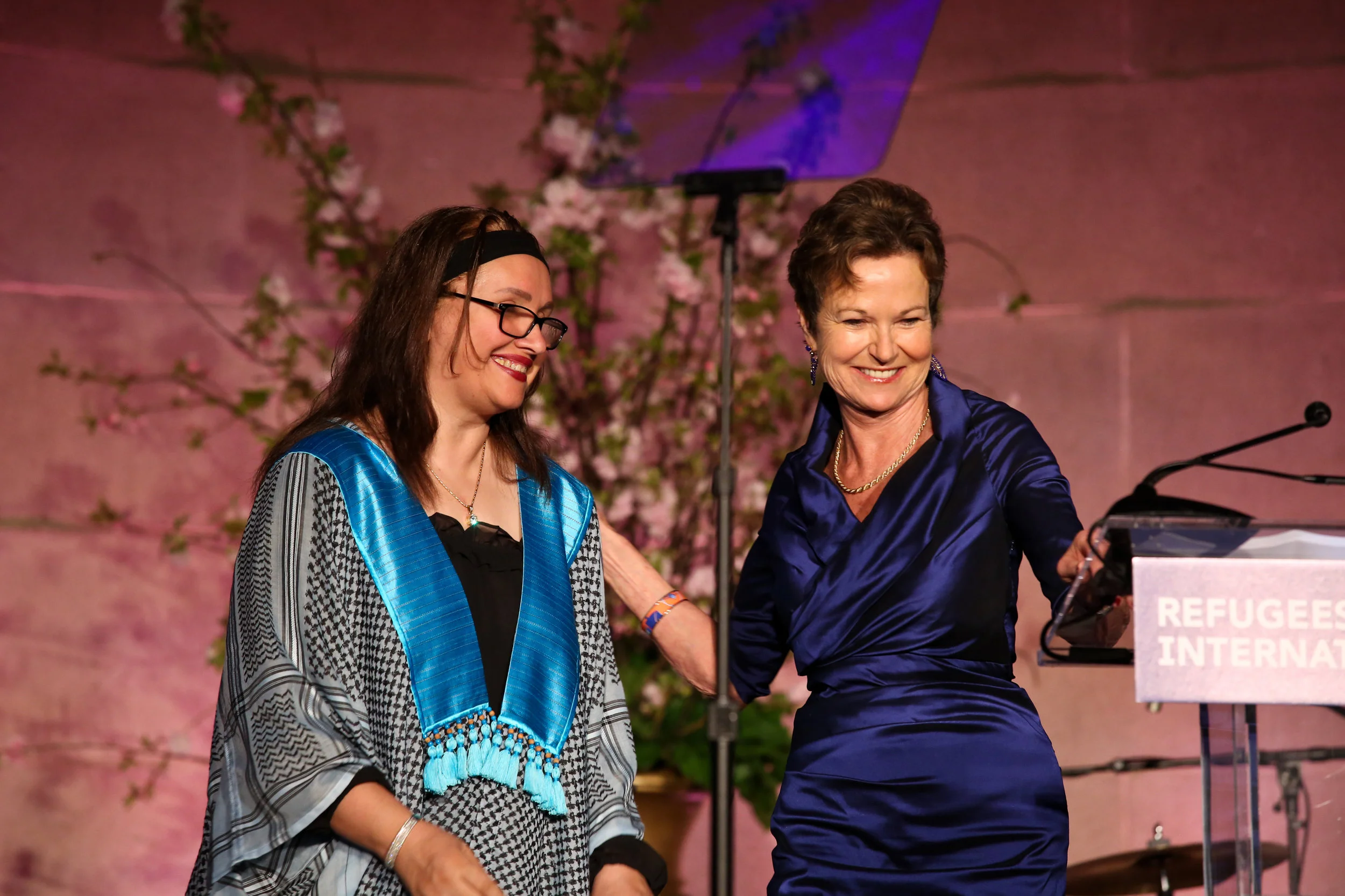 Kati Marton presents the 2018 Richard C. Holbrooke Award to Hala al-Sarraf of the Iraq Health Access Organization.