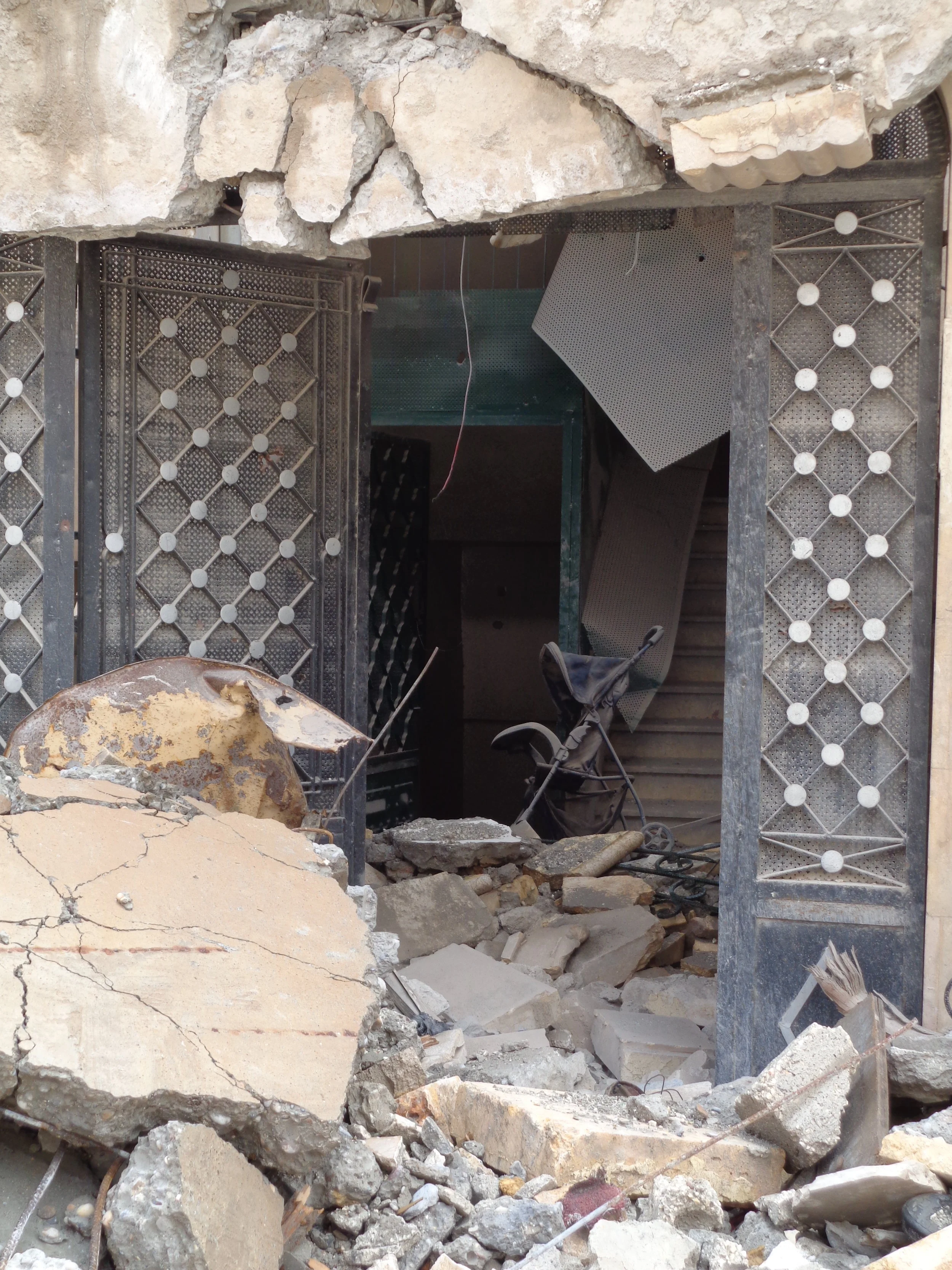 Destroyed residential building in Raqqa.