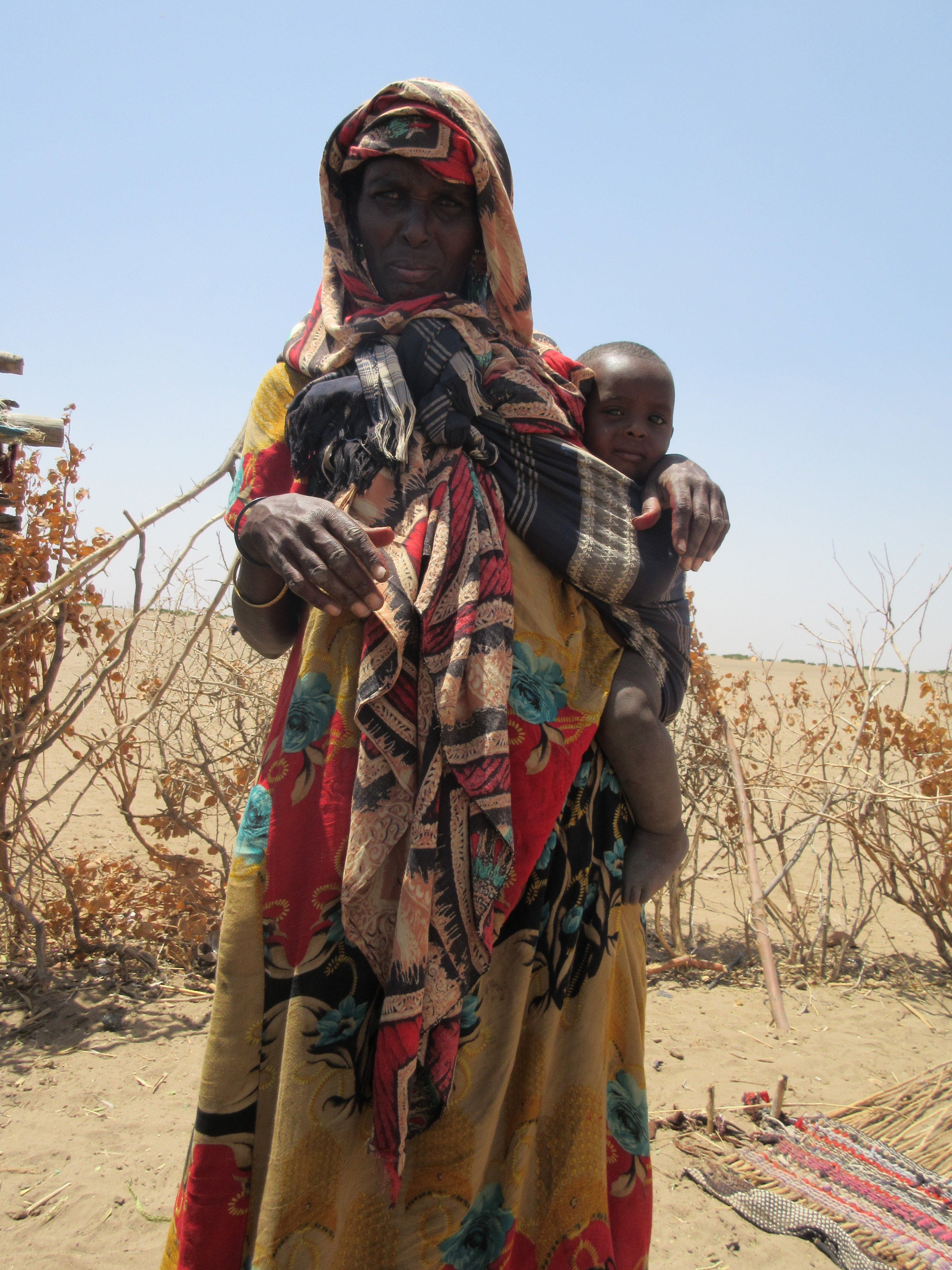 Woman and her child displaced by drought at the Idora IDP site. Photo by Refugees International.