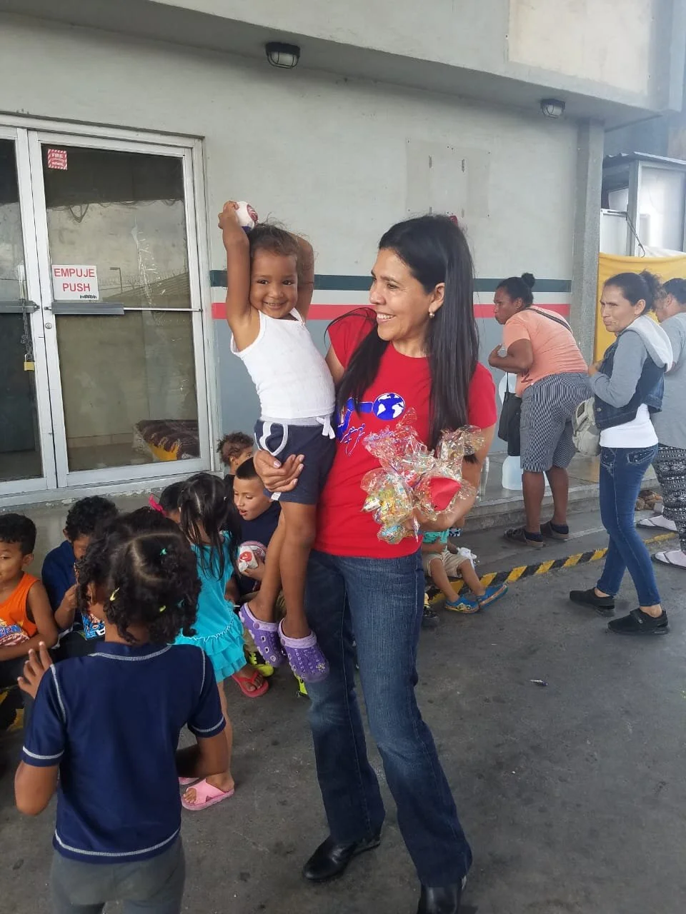Gladis with children returned by the Remain in Mexico policy.