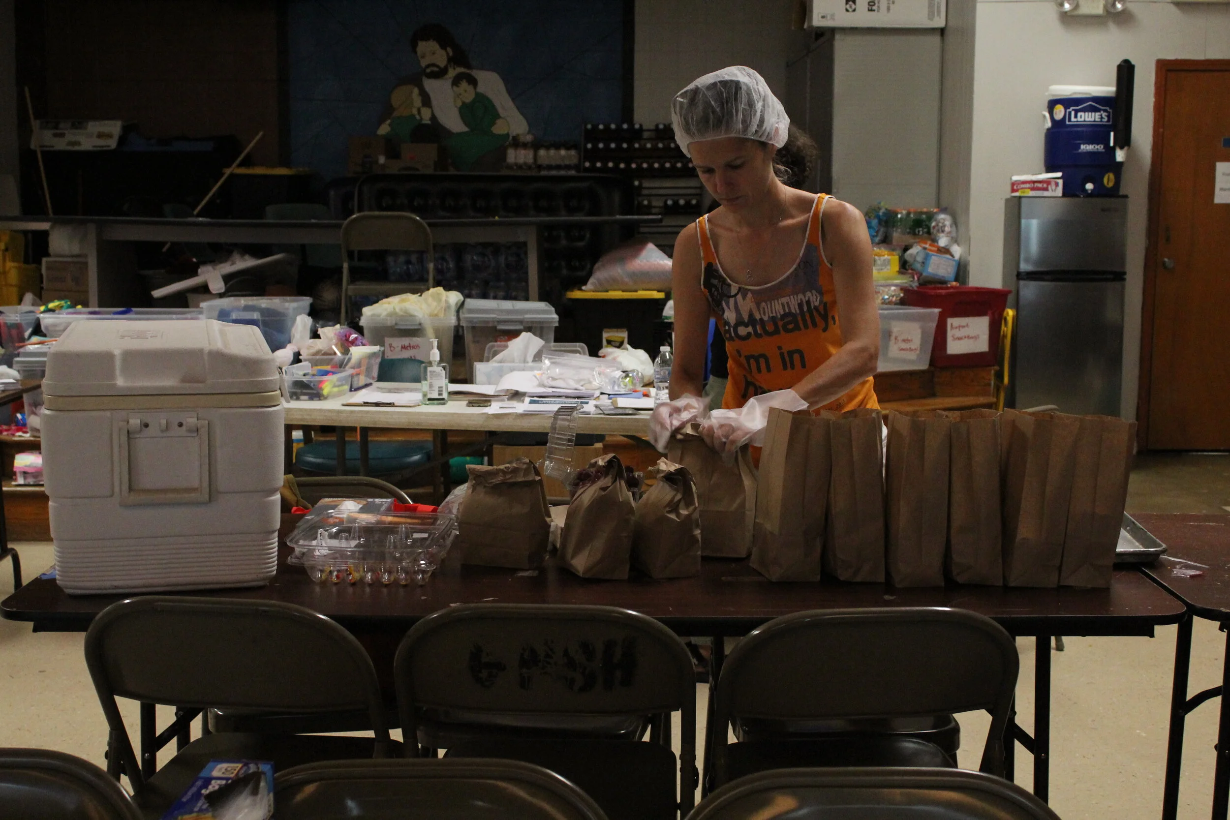 The Refugees International team met volunteers at the Good Neighbor Settlement House who were making care packages for asylum seekers in need.
