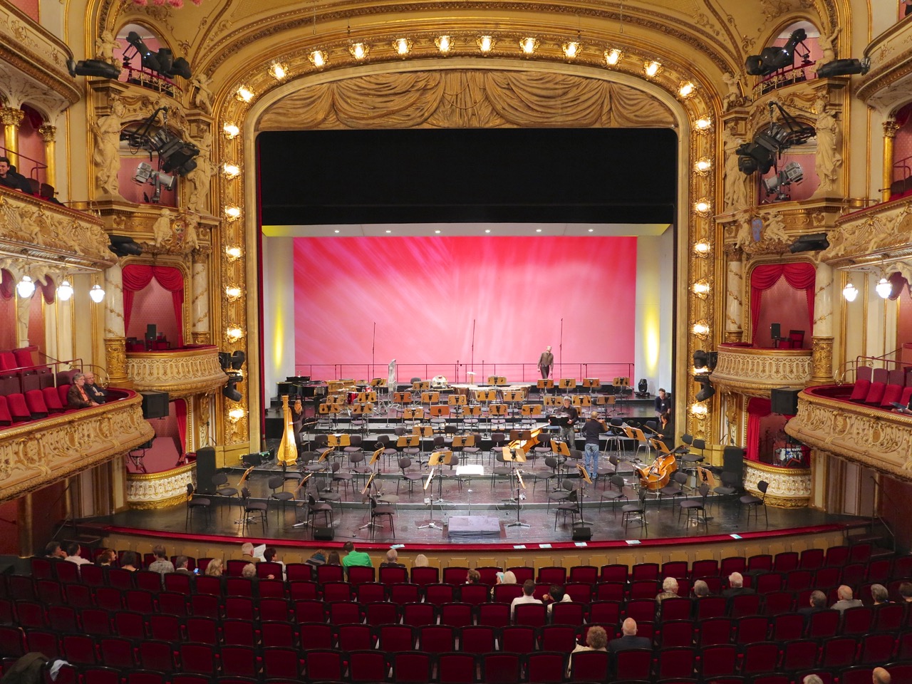 Preparations for the Christmas Concert in the Wiesbaden State Theatre. View from the loge of William II. It is better than our seats, I have a say.
