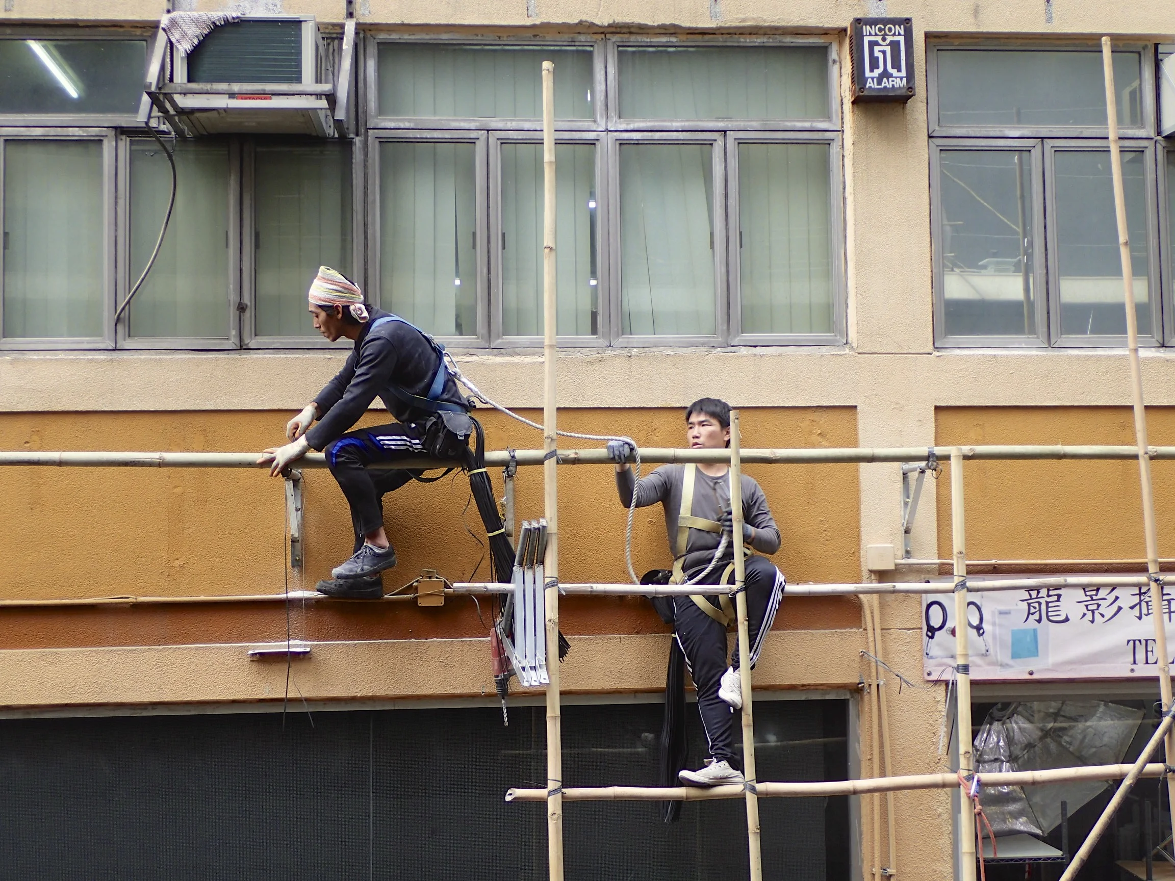 Construction workers in Wanchai. I love the practical spirit in Hong Kong. Though this one looks a bit unstable, it is perfectly save. Perhaps. 