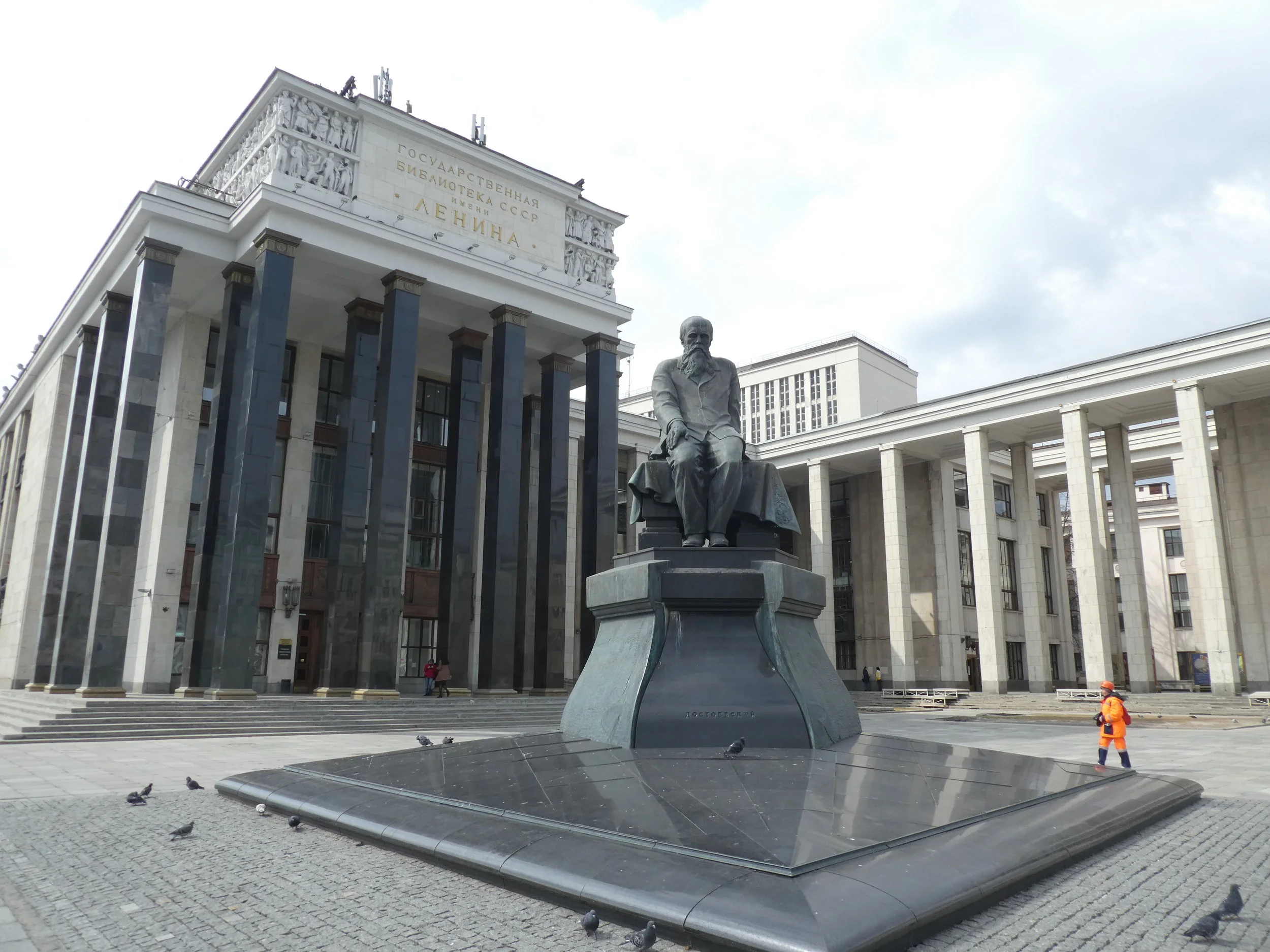 There are two quick Lackmus tests for a city's cultural level: 1) a view at the library and 2) a scan through the FM band on the radio. In both indicators Moscow did extremely well.