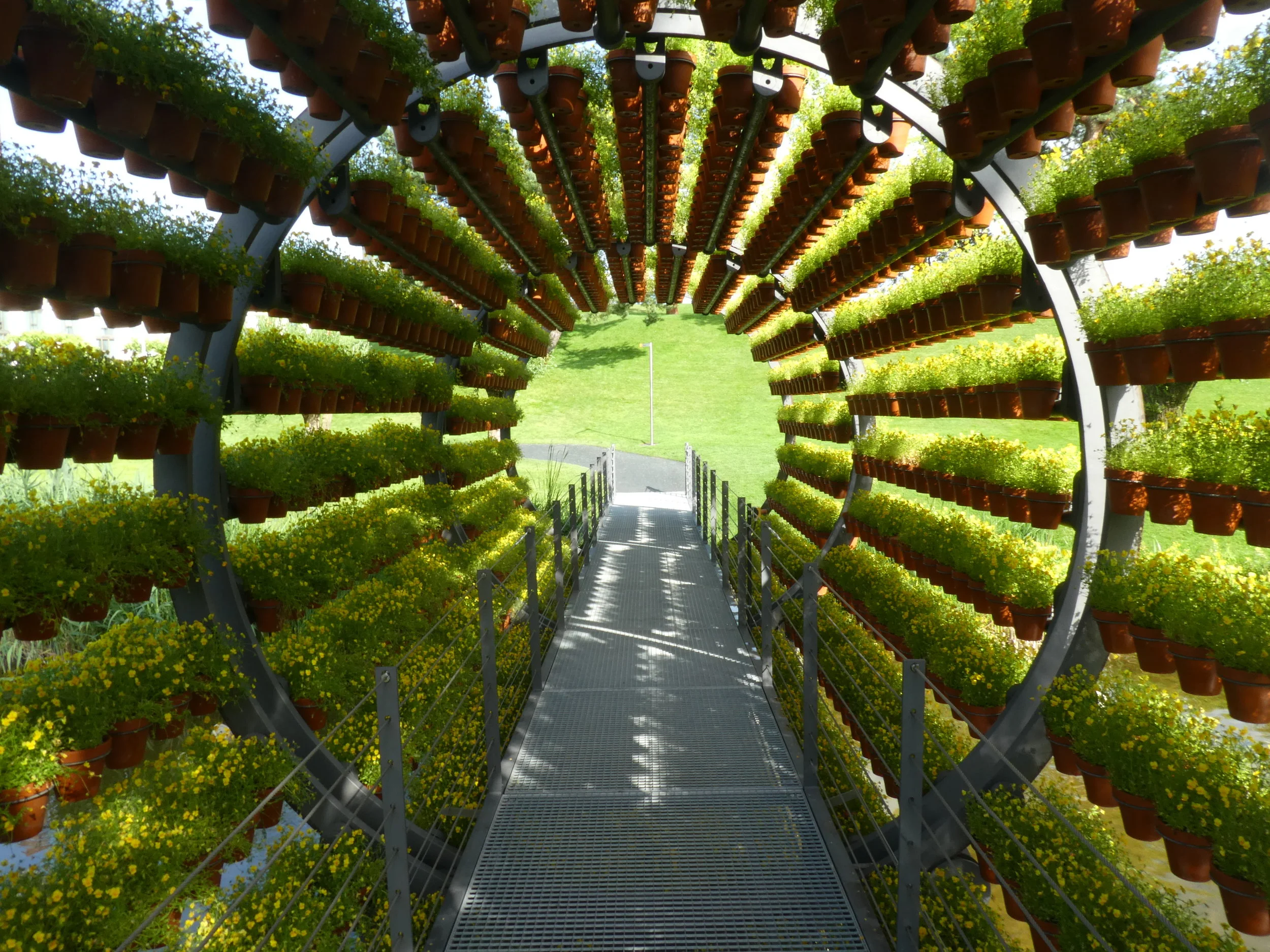 Walking through the rotating "Dufttunnel". It is really a very nice experience of flower smells around you. Be careful some drops of irrigation water might fall on you. But this is a nice "tunnel view", isn't it? If you are interested in watching how the mechanics of this tunnel works on a video, you can download the video file here .