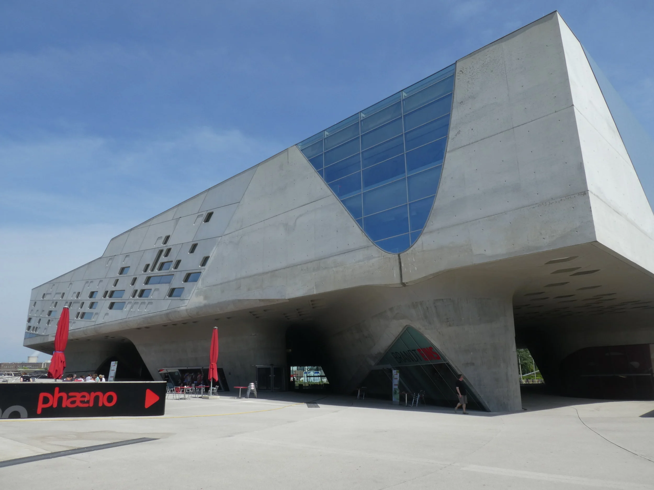 A daytime view on Sarah Hadid's building in Wolfsburg, hosting the Phaeno science museum.