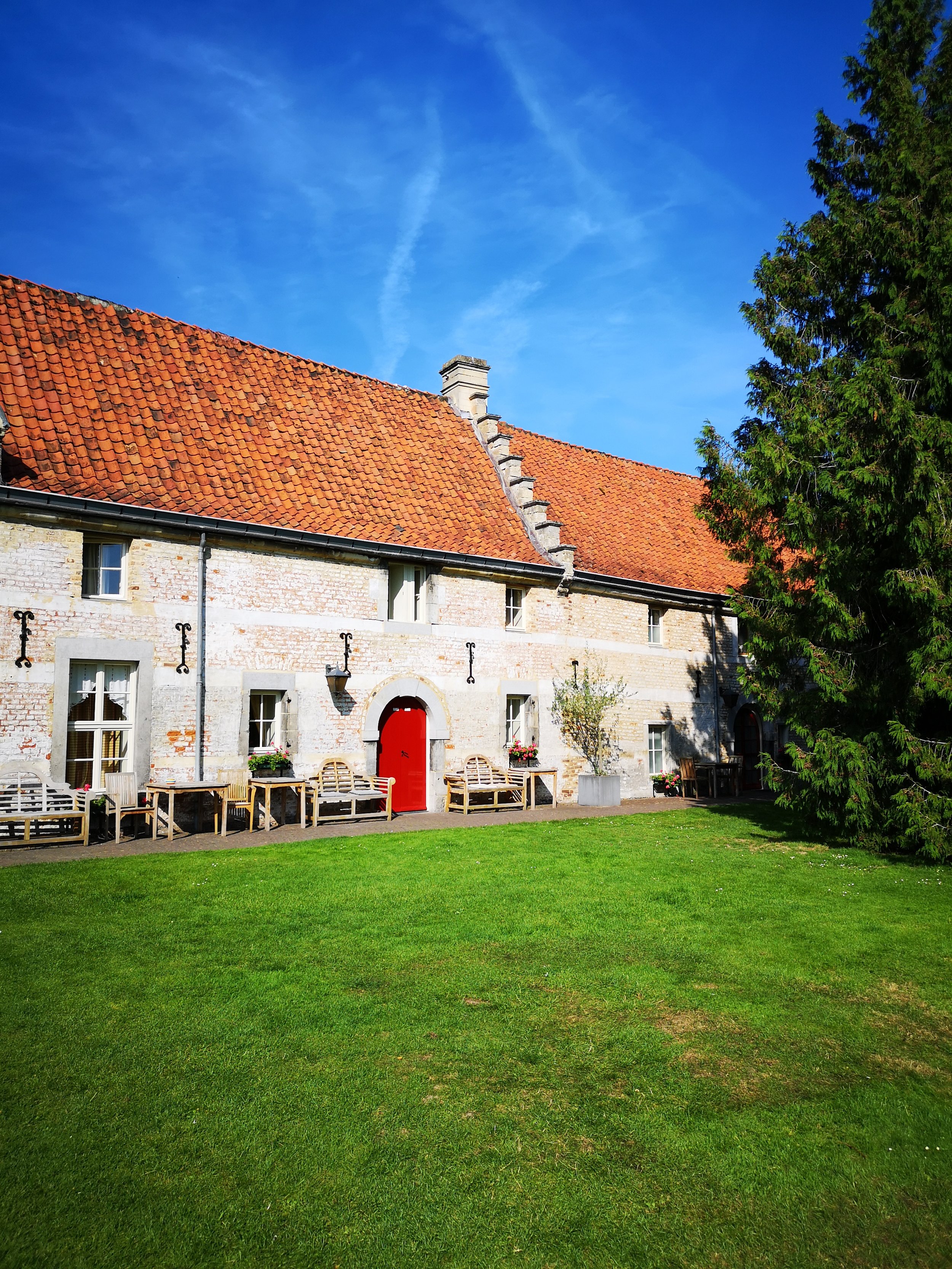 Side building to Schaloen Castle, now being a hotel