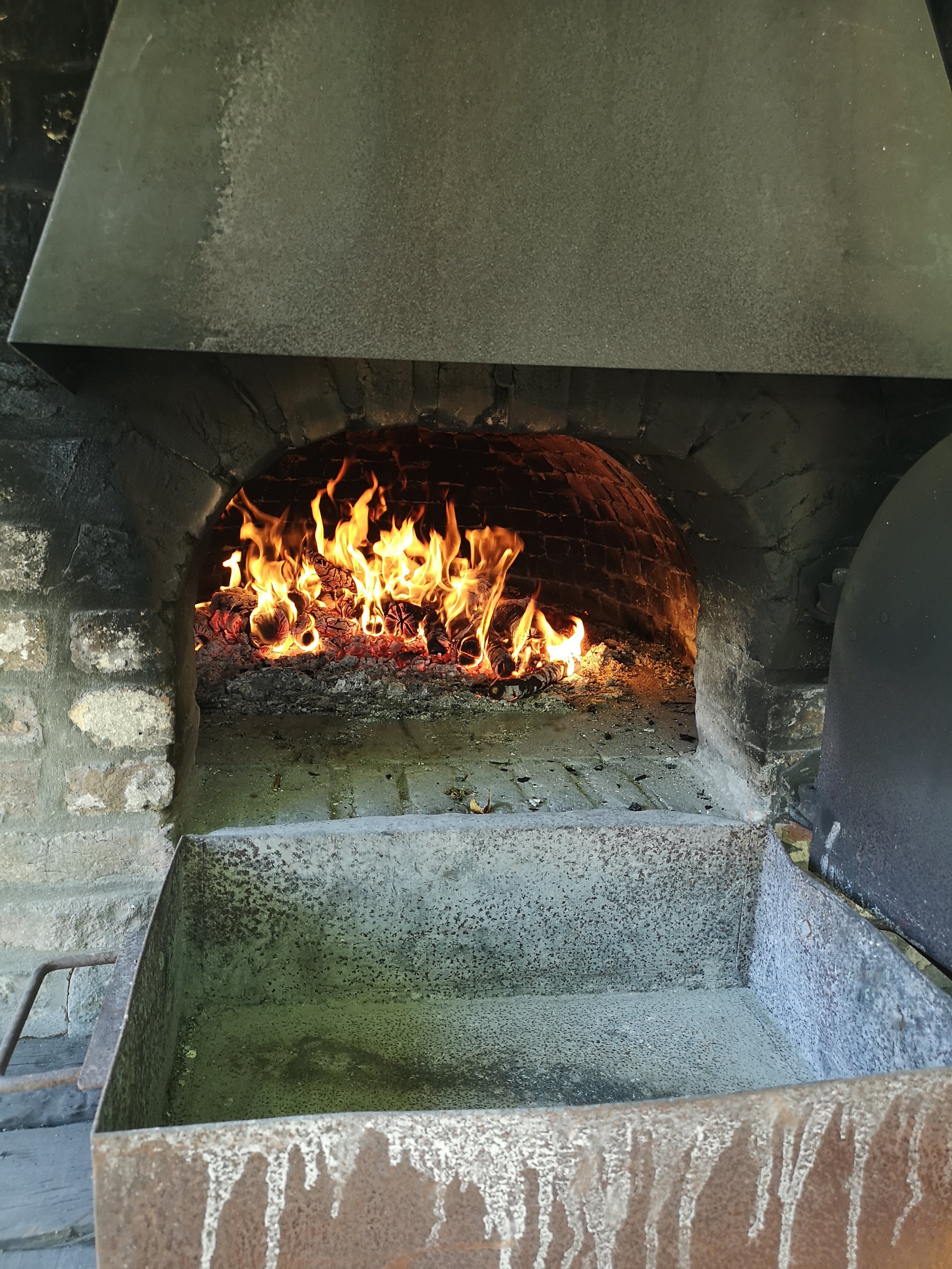 Outdoor oven for baking bread