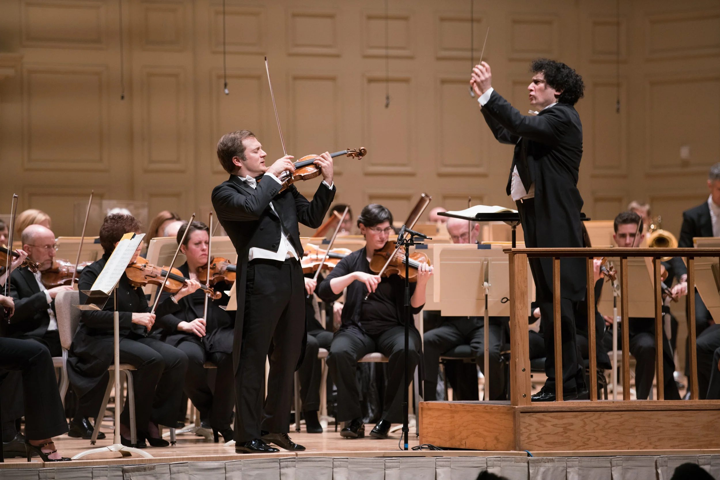 Alain Altinoglu à la Symphony Hall mercredi soir, menant l'Orchestre symphonique de Boston avec le violiniste Renaud Capuçon. Photographie Michael Blanchard
