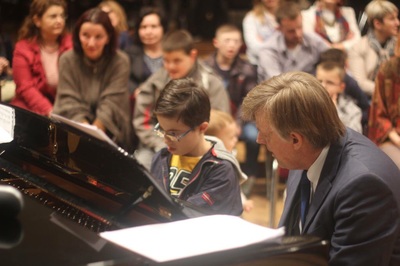 Stephen Prutsman at the keyboard with a friend at one of the Autism Fun Bay Concerts. 