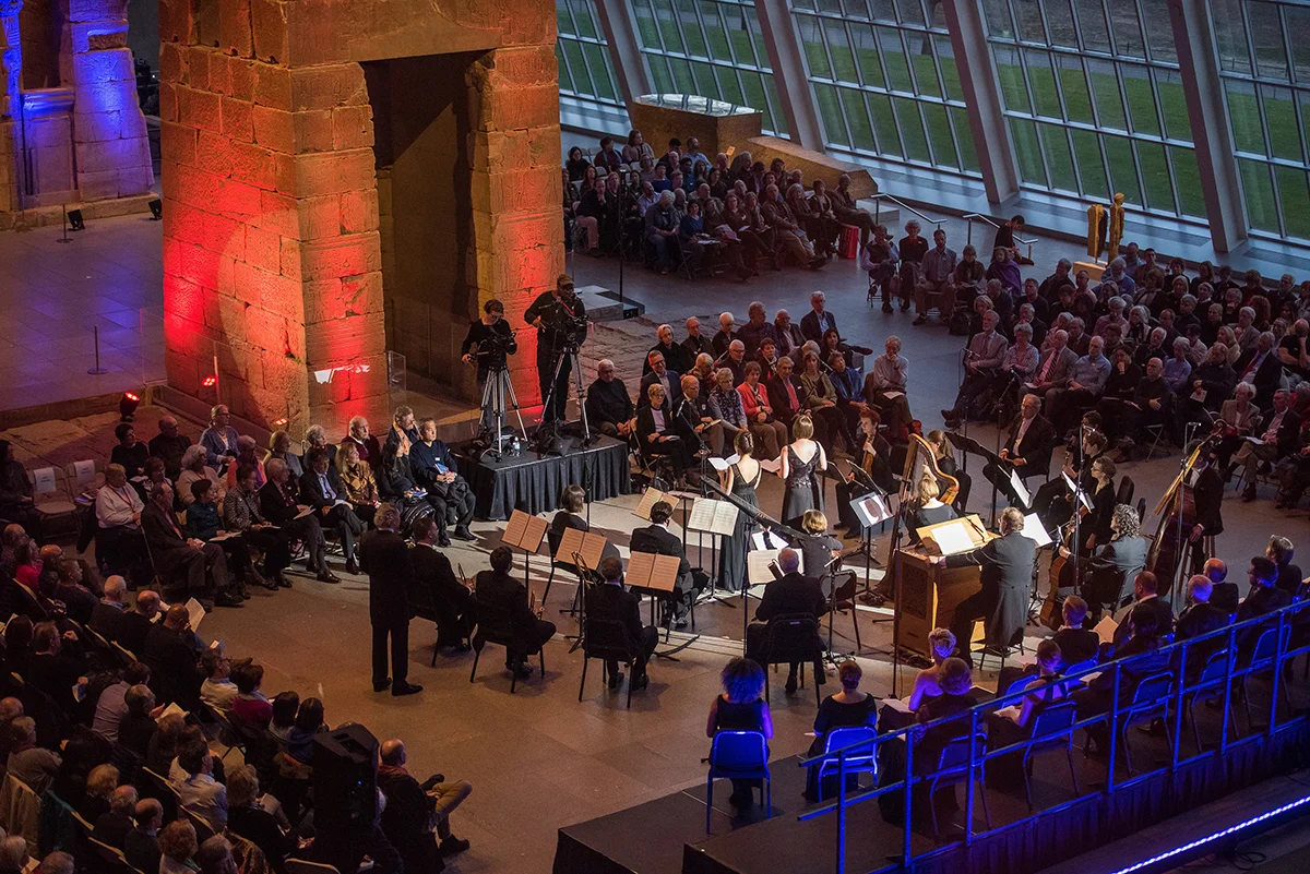 Handel & Haydn Society in an April 2017 performance of the Monteverdi Vespers in the Temple of Dendur at New York’s Metropolitan Museum. Stephanie Berger photograph.