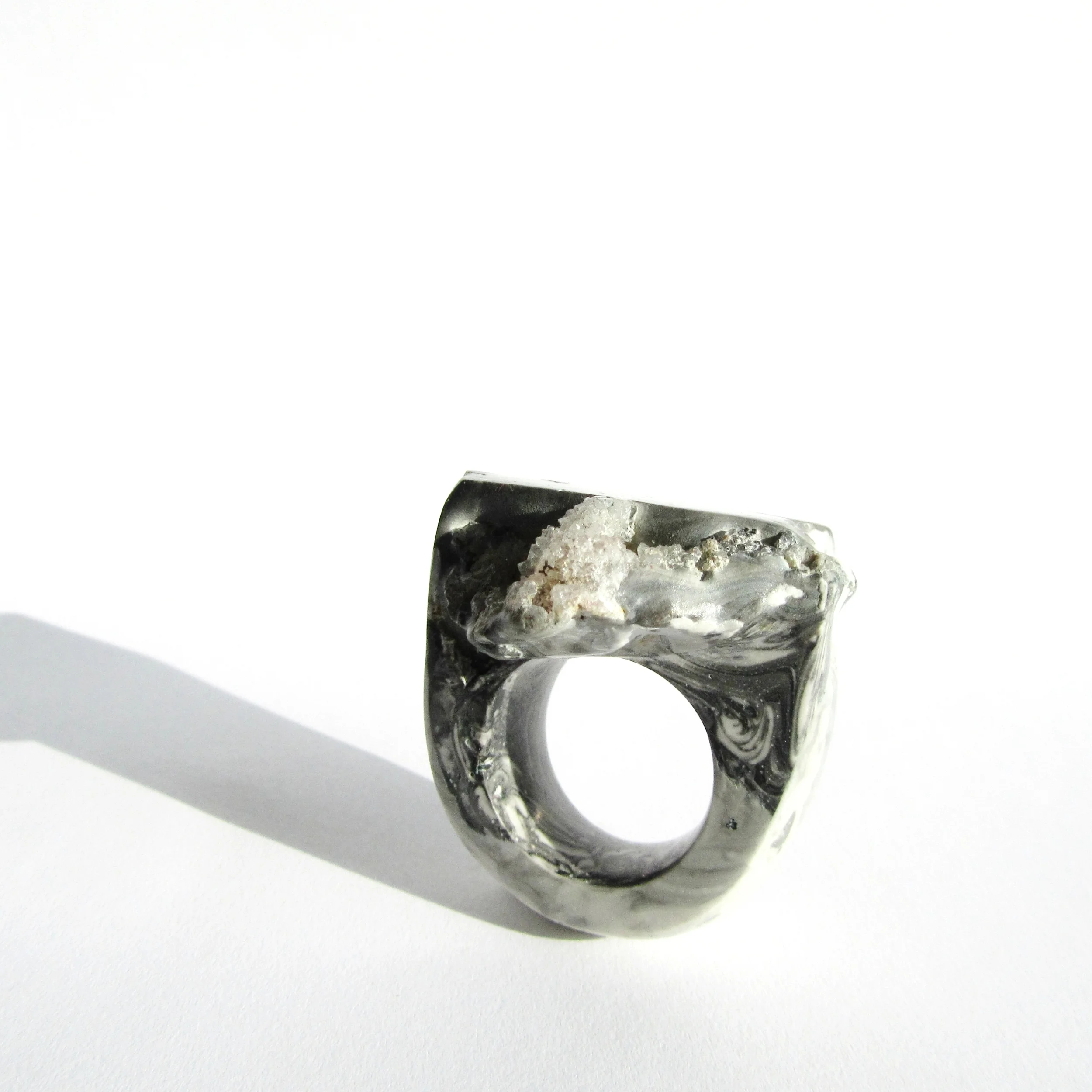  A new ring in the exhibition created around a quartz geode. 
