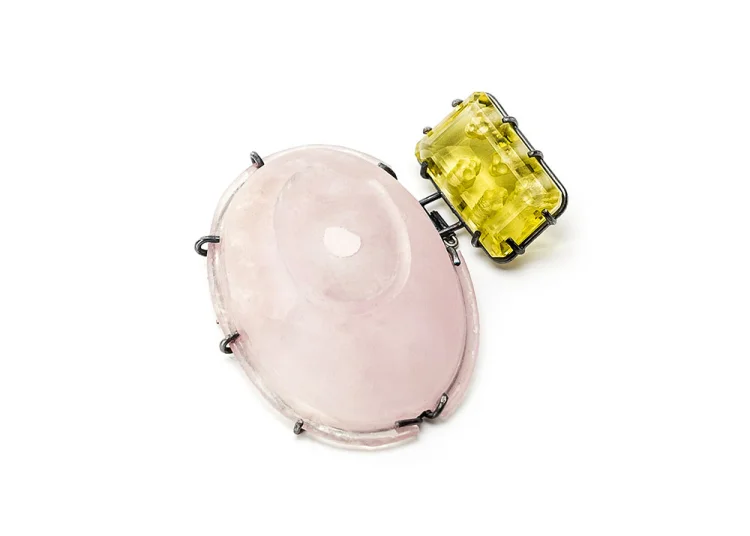 Nicolas Estrada Brooch: To Be or Not to Be , 2014 Silver, rose quartz, citrine, steel 5.5 x 5.5 x 1.8 cm Photo by: Manuel Ocaña © By the author. Read Klimt02.net Copyright .