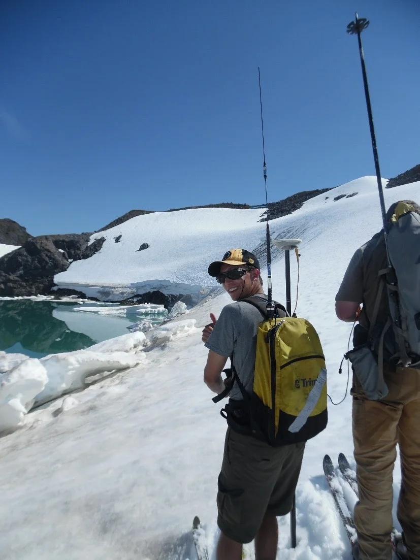 Joel with the GPS backpack at Lake Linda. Photo: Isabel Suhr