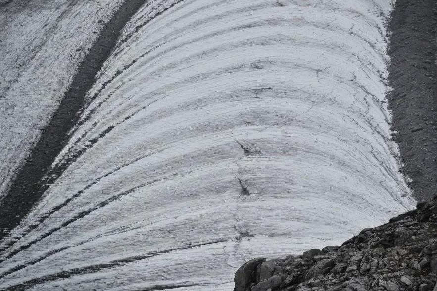 A close-up view of the arced bands of ogives below Camp 18. Photo by author