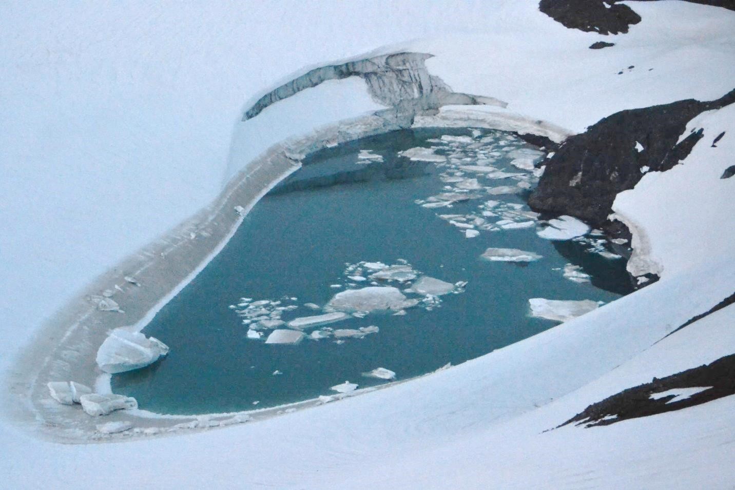 Lake Linda close-up, with terminal moraine on right and Lemon Creek Glacier on left. Photo by J. Wilner.