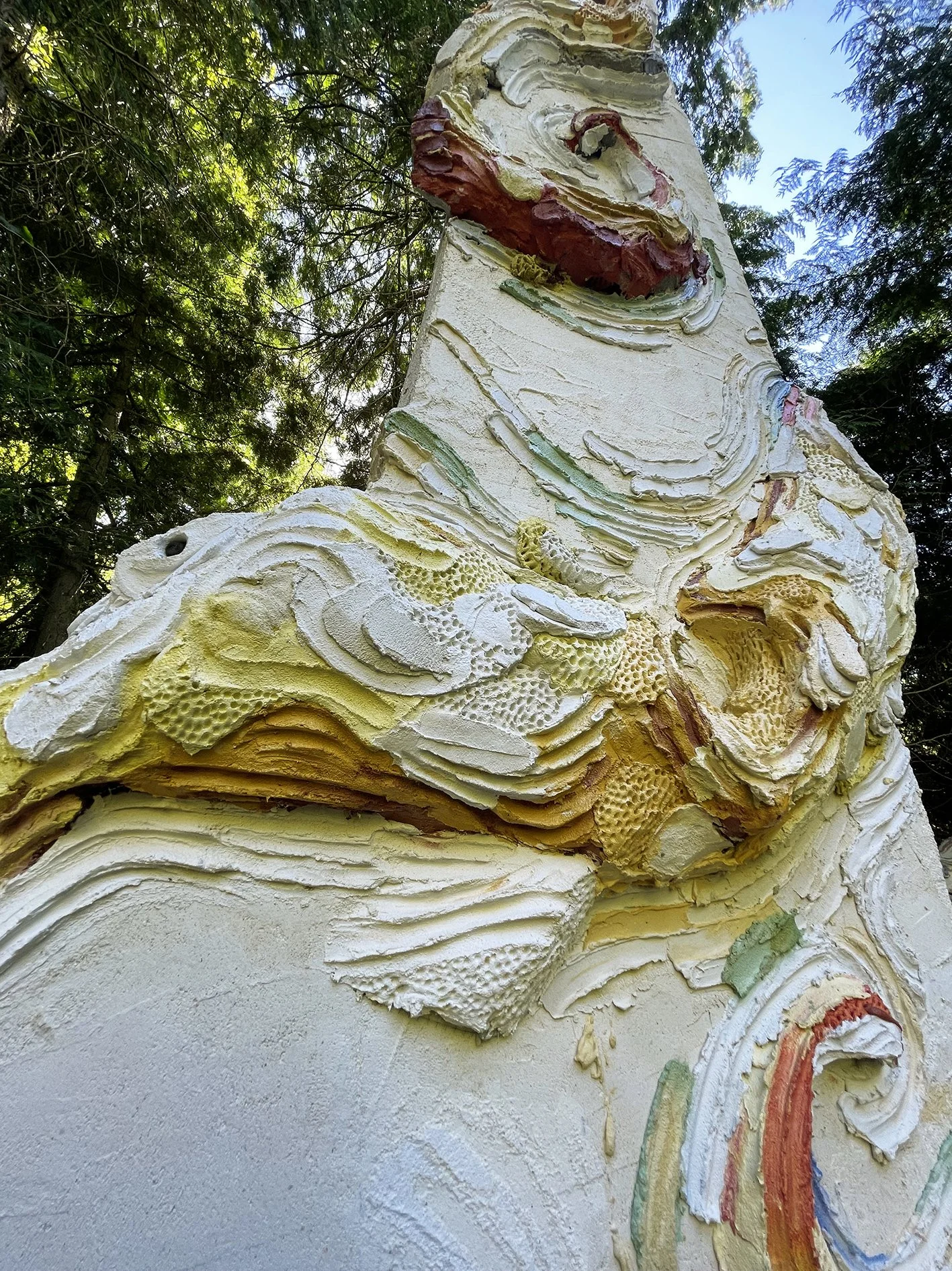 Large scale monumental scultpure made of concrete and colored mortar with extreme organic details in a private sculpture park owned by a contemporary art collector and a museum