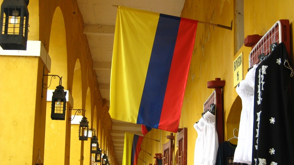 Flags_of_Colombia_in_Cartagena-1.jpg