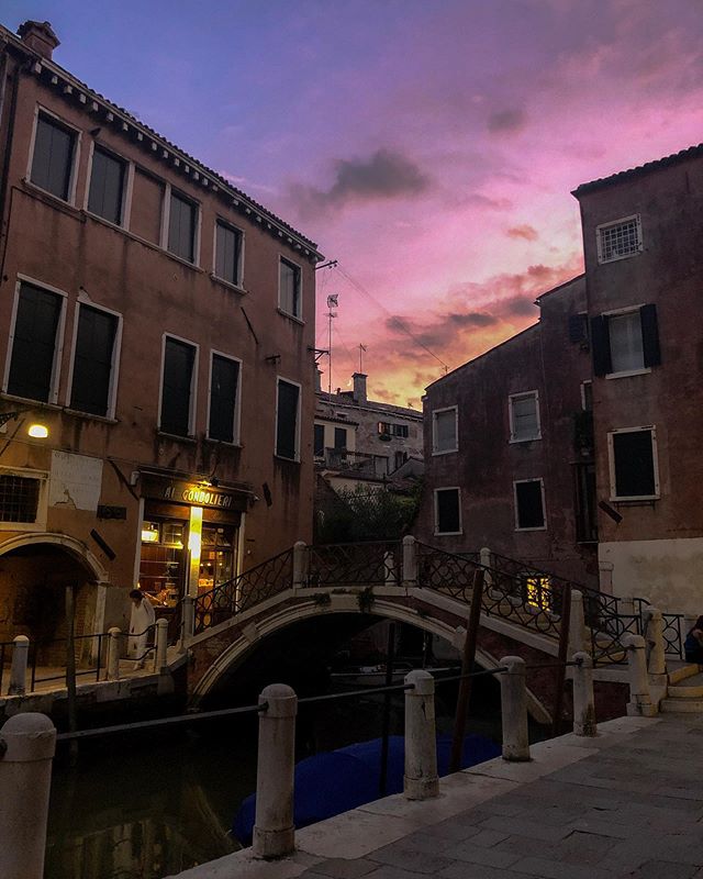 Just after sunset in a back canal in Venice, near Ponte del Formager. .
.
.
.
#iphonephotography #venice #italy #iphonexphotography #iphonephoto #travelphotography