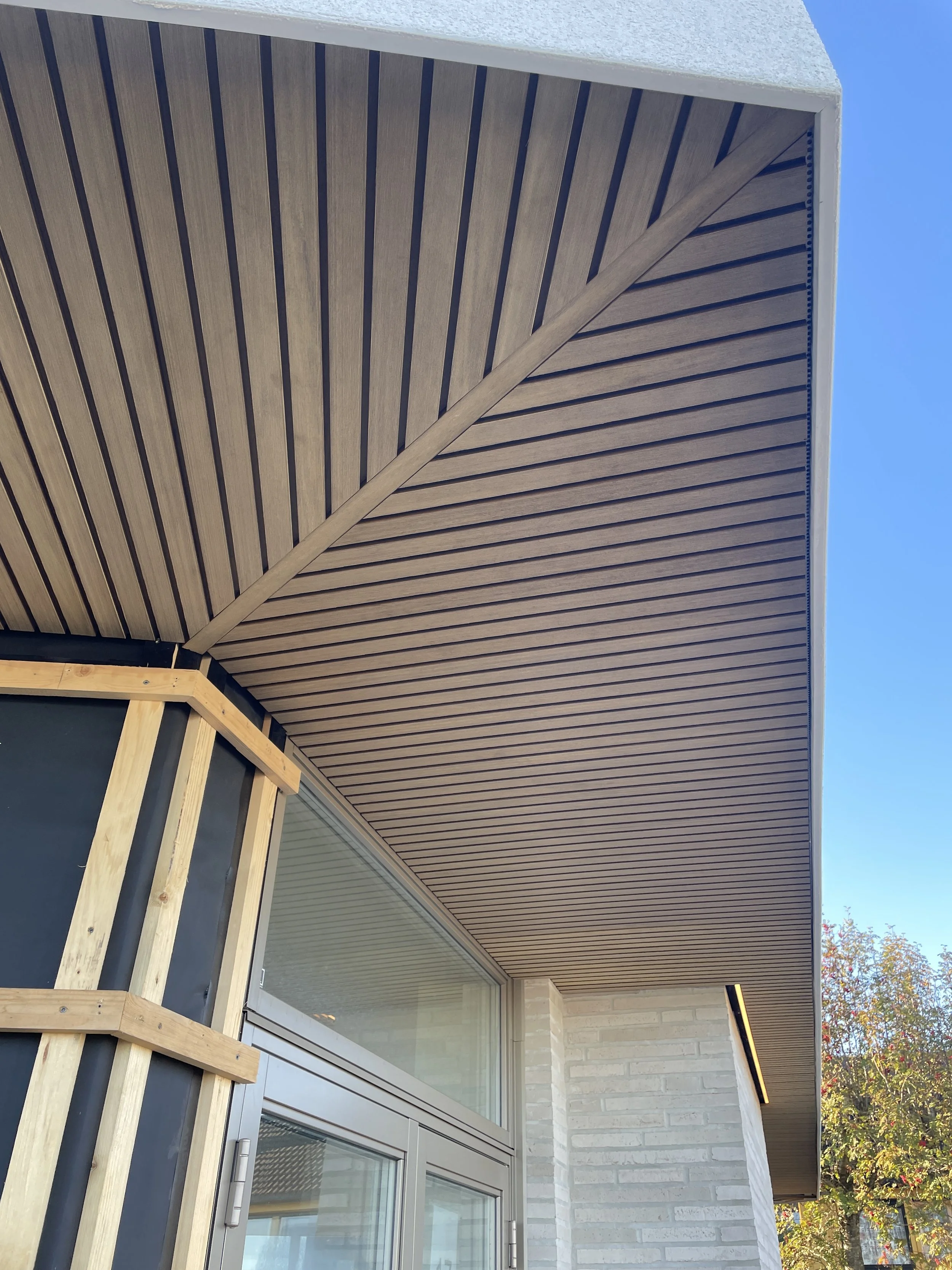 Nydelig detalj mellom kledning i fasade og takutstikk. Enebolig på Tasta i Stavanger. Arkitekt Jone Vistnes
